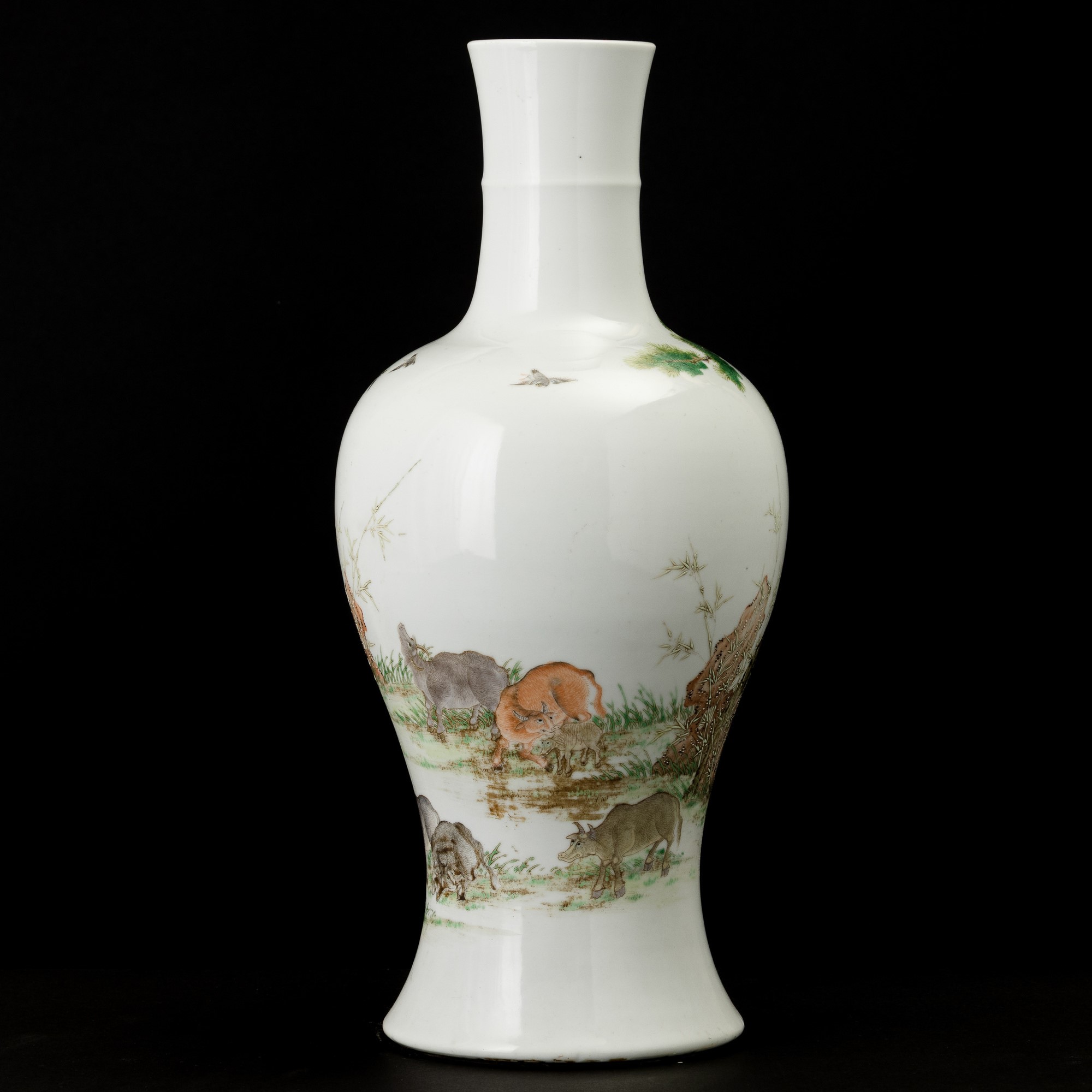 Cina, Repubblica, Vaso in porcellana con decorazione naturalistica raffigurante bue