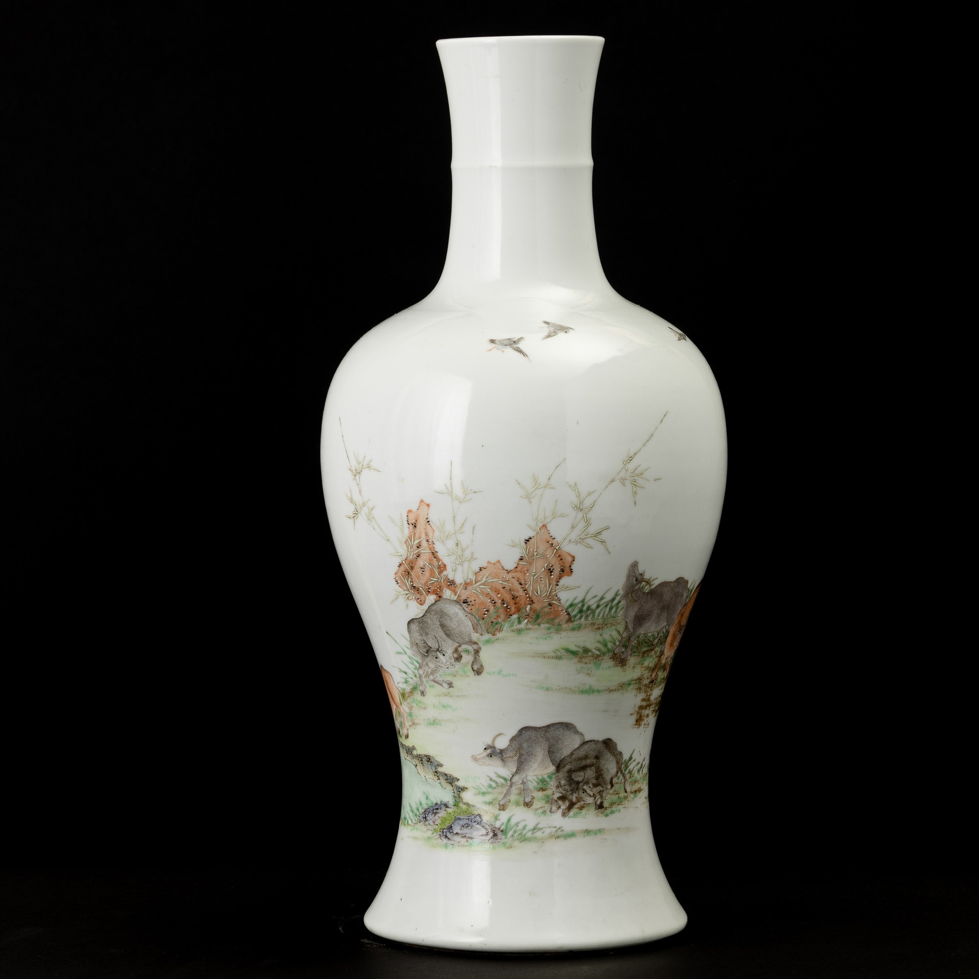 Cina, Repubblica, Vaso in porcellana con decorazione naturalistica raffigurante bue