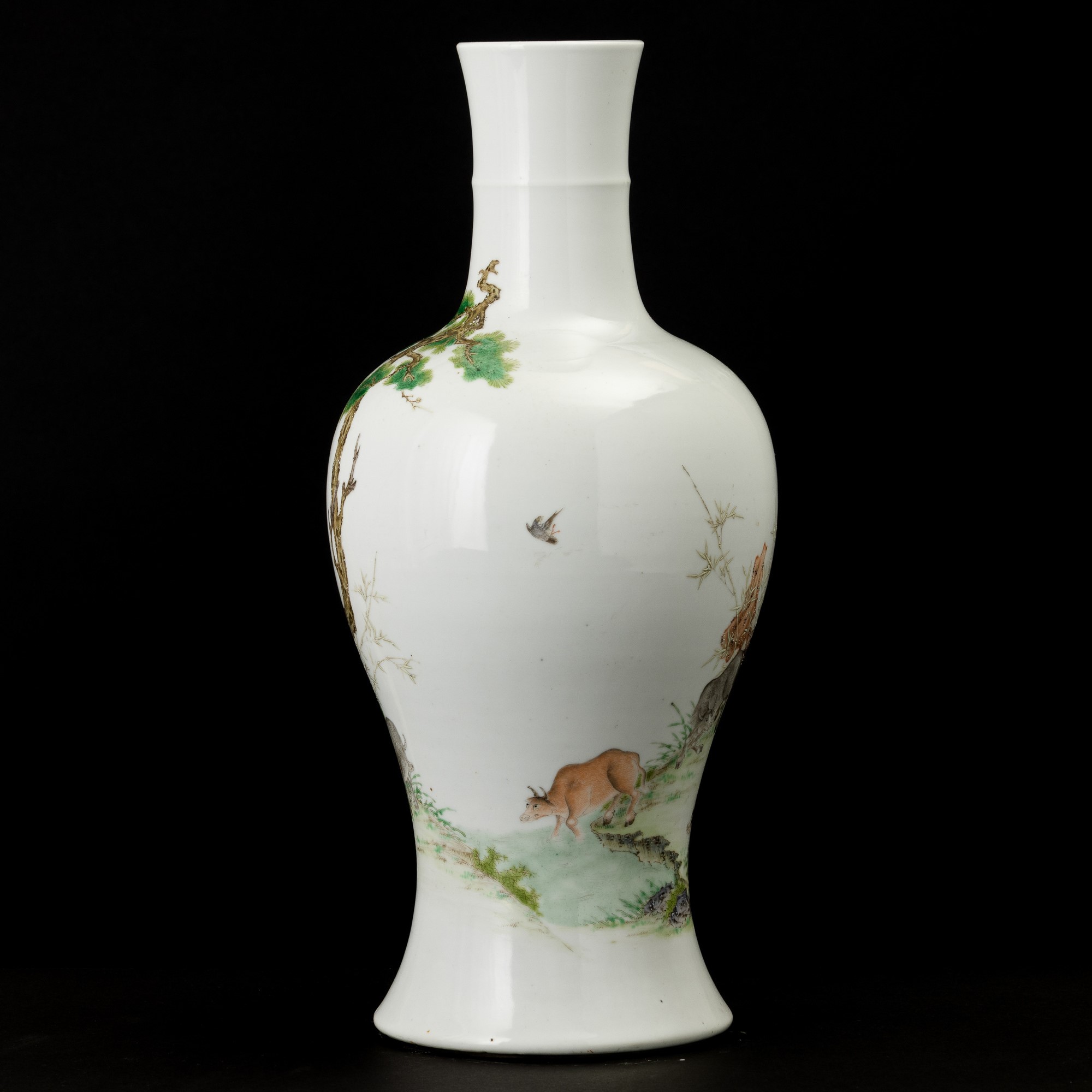 Cina, Repubblica, Vaso in porcellana con decorazione naturalistica raffigurante bue