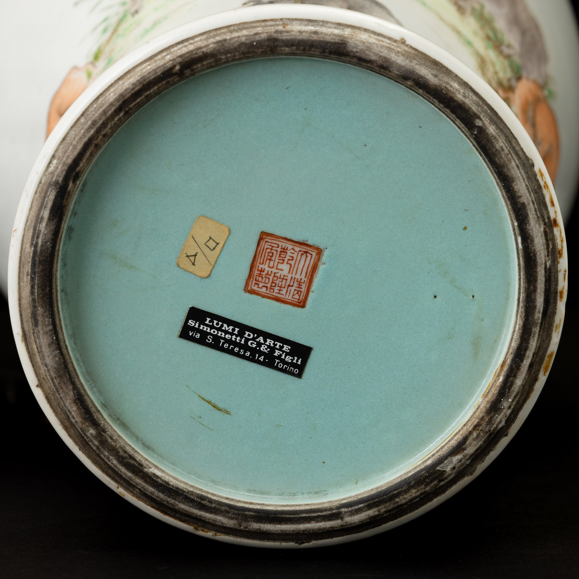 Cina, Repubblica, Vaso in porcellana con decorazione naturalistica raffigurante bue
