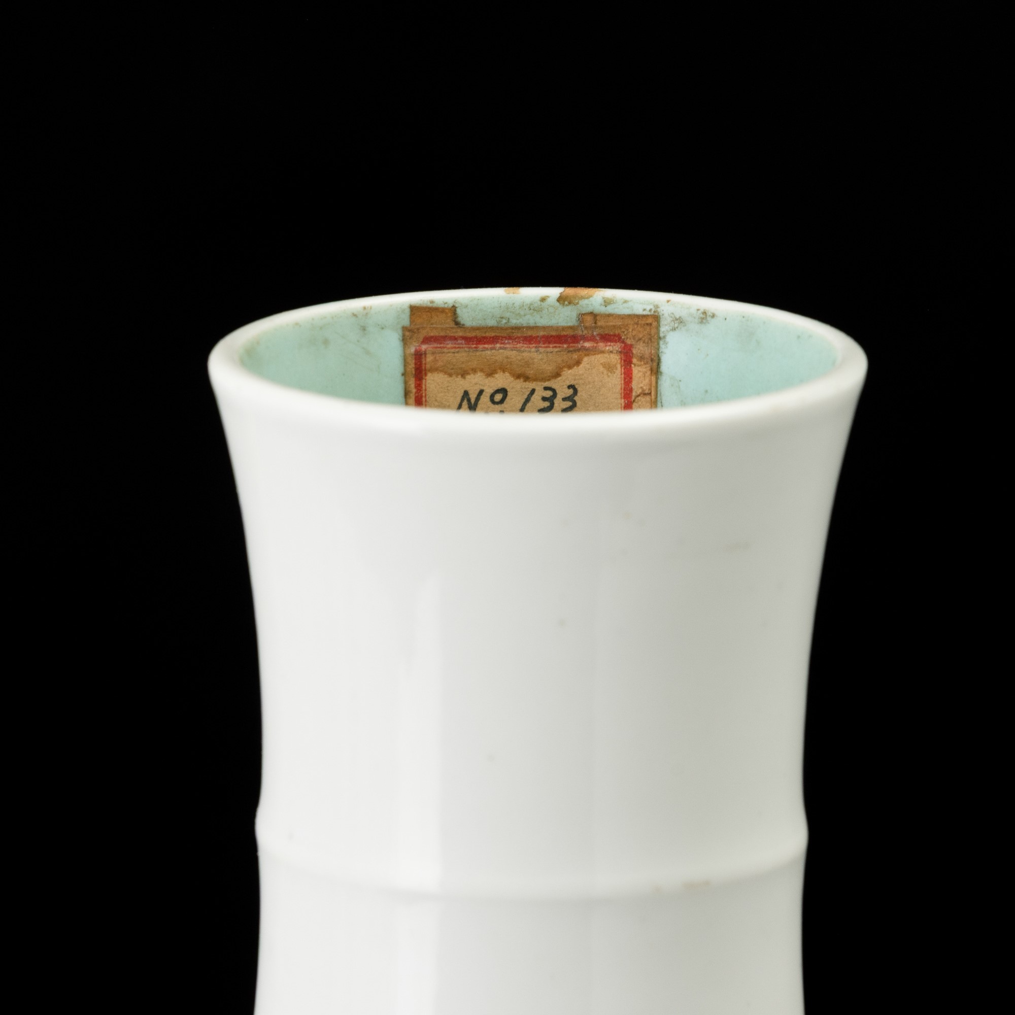 Cina, Repubblica, Vaso in porcellana con decorazione naturalistica raffigurante bue