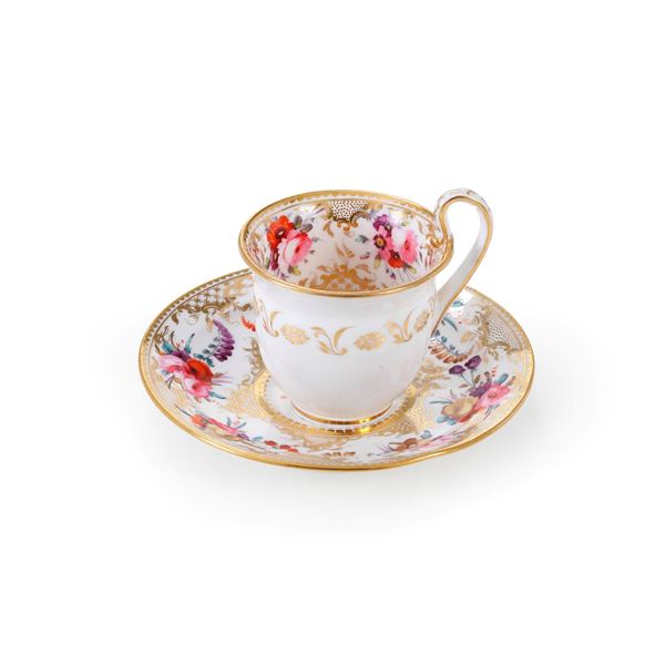 Tazza con piattino. Probabilmente Inghilterra, 1900 circa.