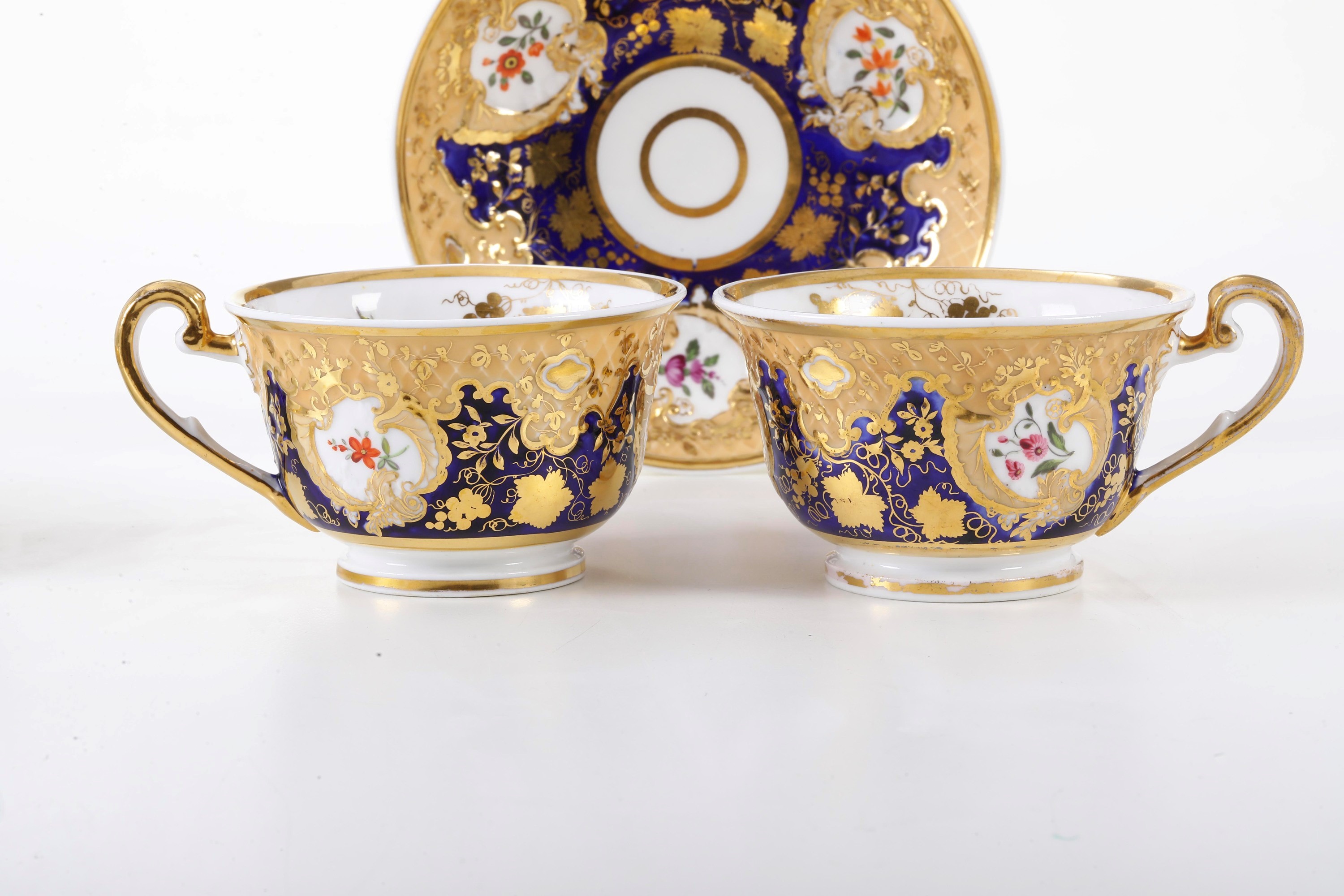 Porcellana, Coppia di tazze con piattini, 1900 circa