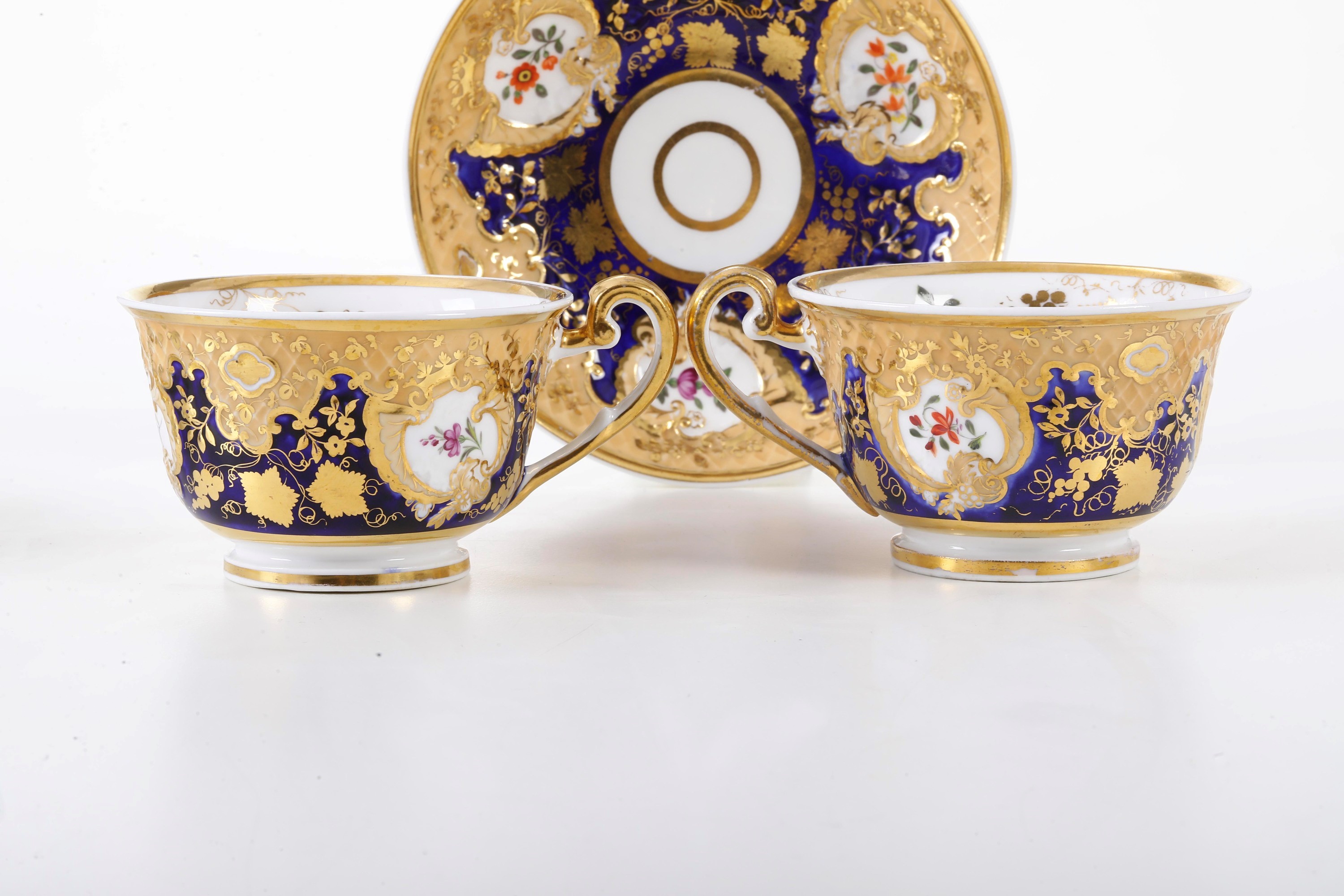 Porcellana, Coppia di tazze con piattini, 1900 circa