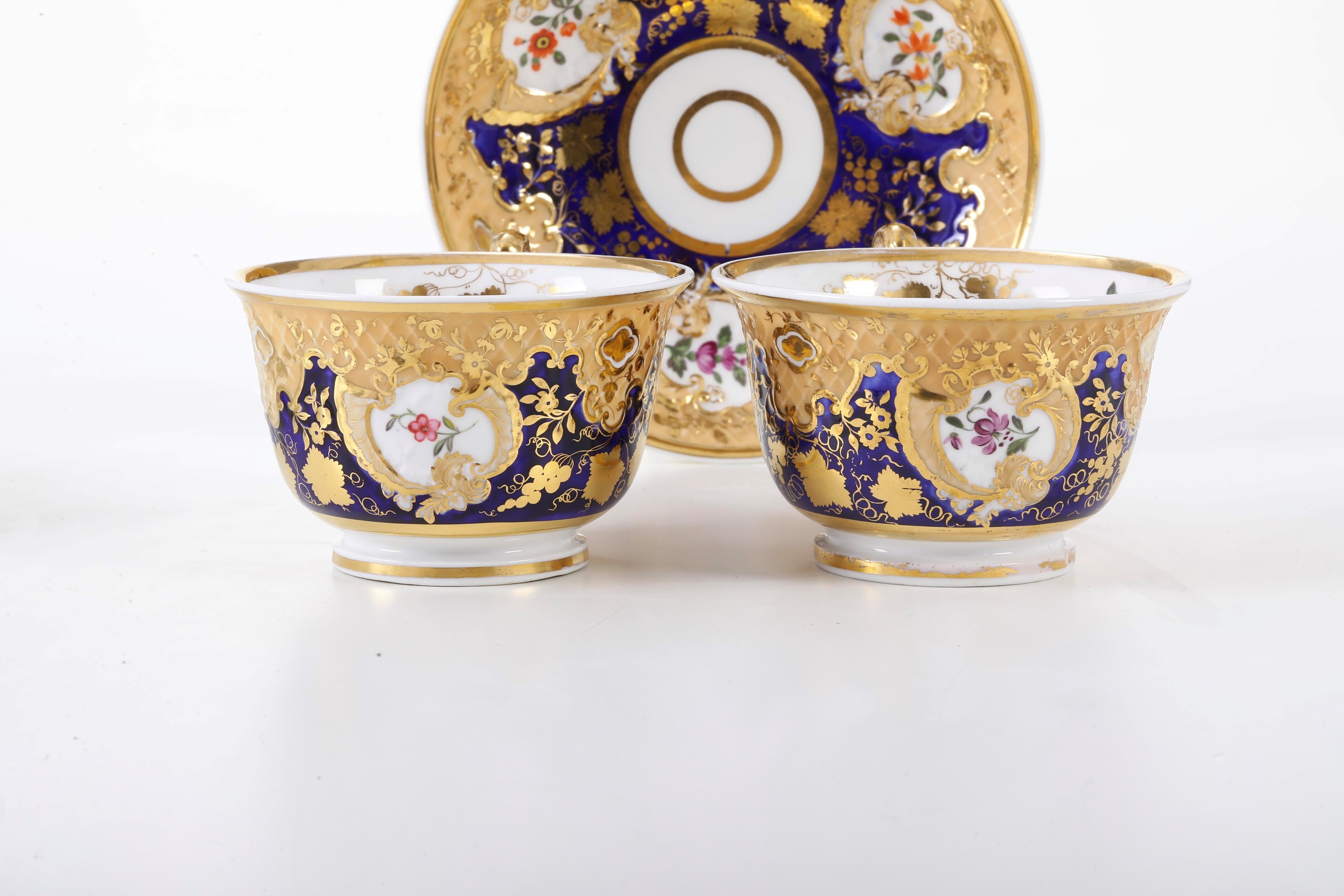 Porcellana, Coppia di tazze con piattini, 1900 circa
