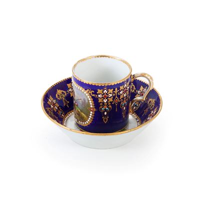 Pseudo marca di Sèvres, Tazza con piattino in porcellana (Francia, inizio XX secolo)