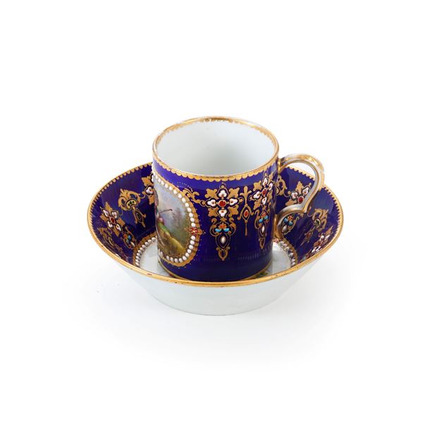 Tazza con piattino. Francia, probabilmente inizio del XX secolo.