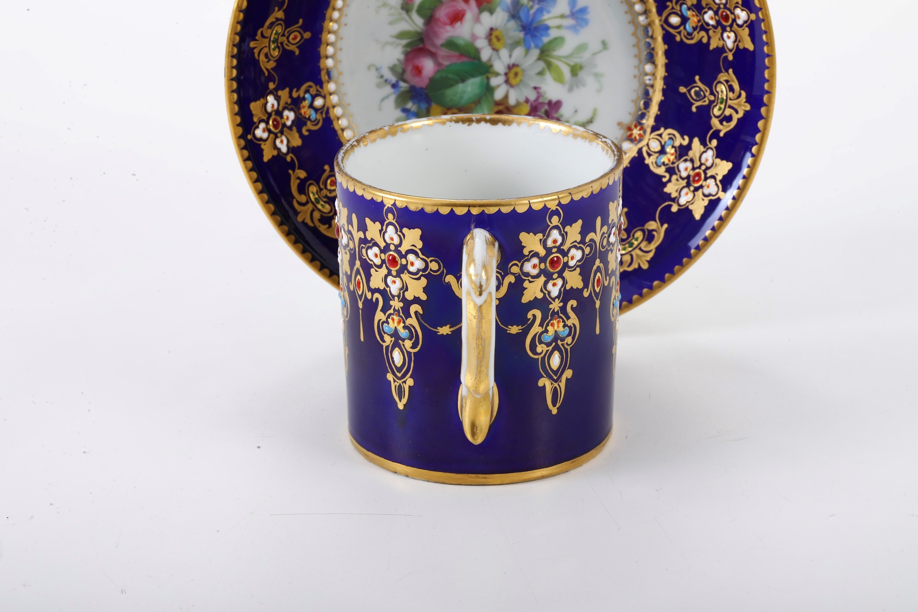 Pseudo marca di Sèvres, Tazza con piattino in porcellana (Francia, inizio XX secolo)