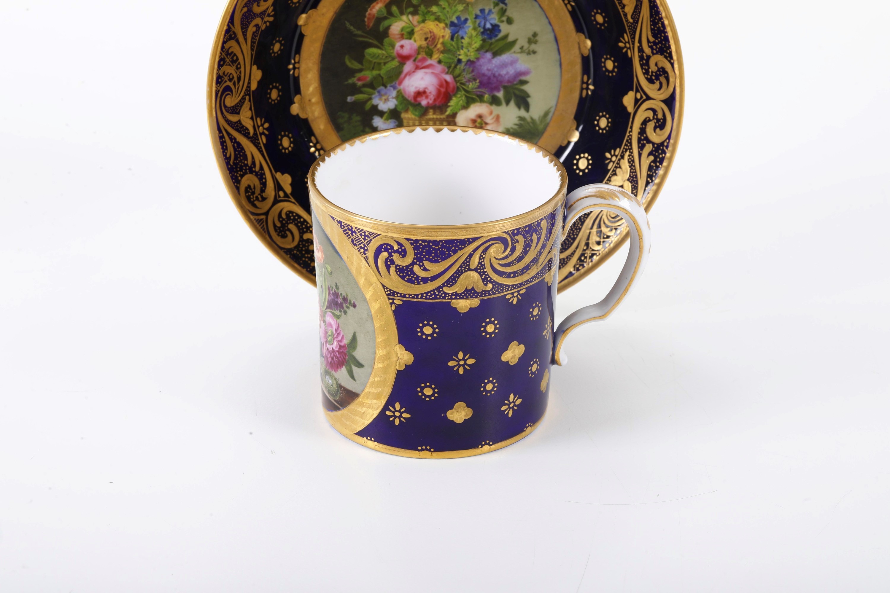 Francia, XIX secolo, Tazza con piattino in porcellana a pseudo marca di Sèvres