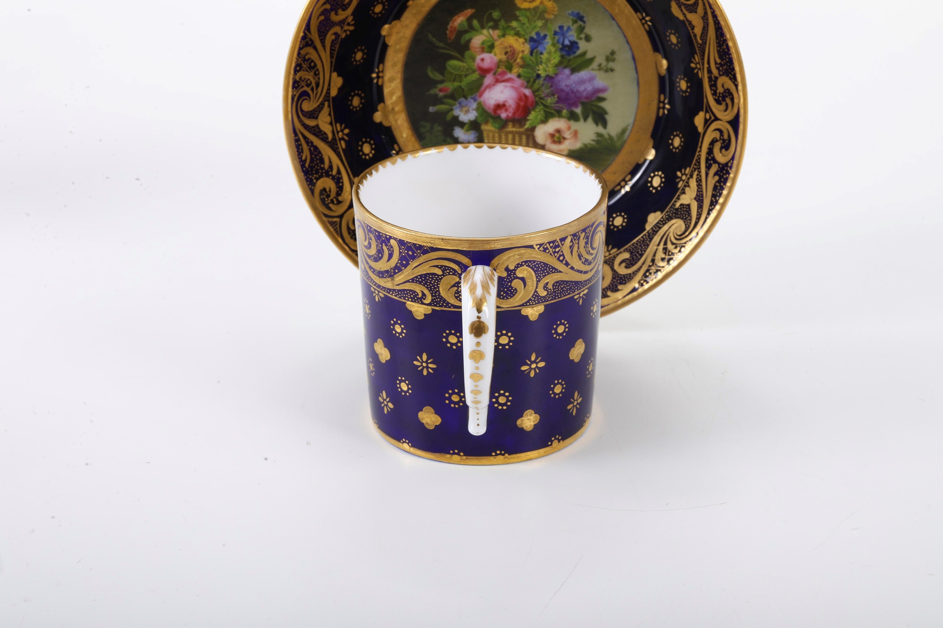 Francia, XIX secolo, Tazza con piattino in porcellana a pseudo marca di Sèvres