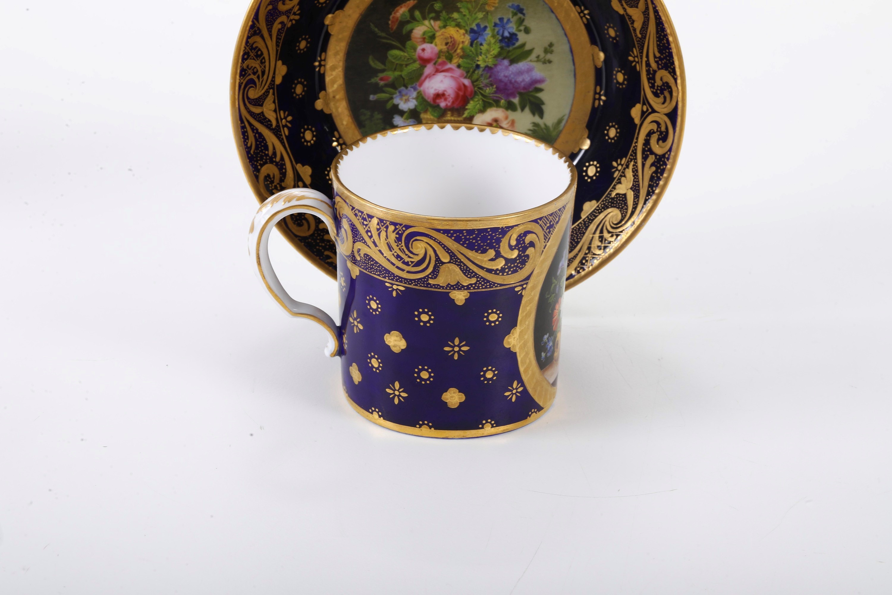 Francia, XIX secolo, Tazza con piattino in porcellana a pseudo marca di Sèvres