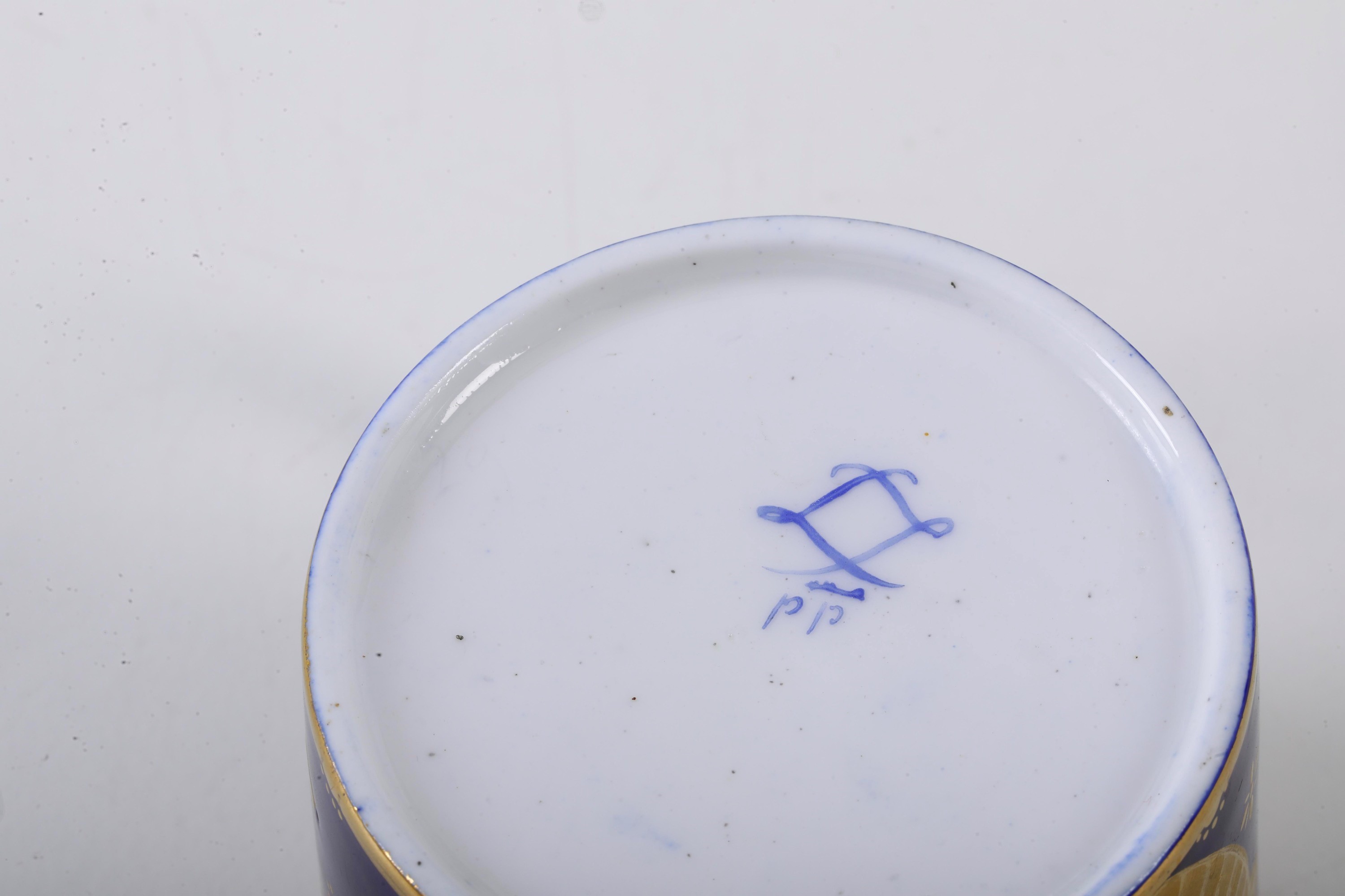 Francia, XIX secolo, Tazza con piattino in porcellana a pseudo marca di Sèvres