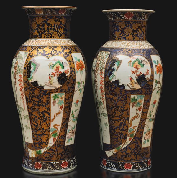 A pair of Imari-style porcelain vases, decorated with gilt naturalistic motifs, China, Qing Dynasty, 18th century.
