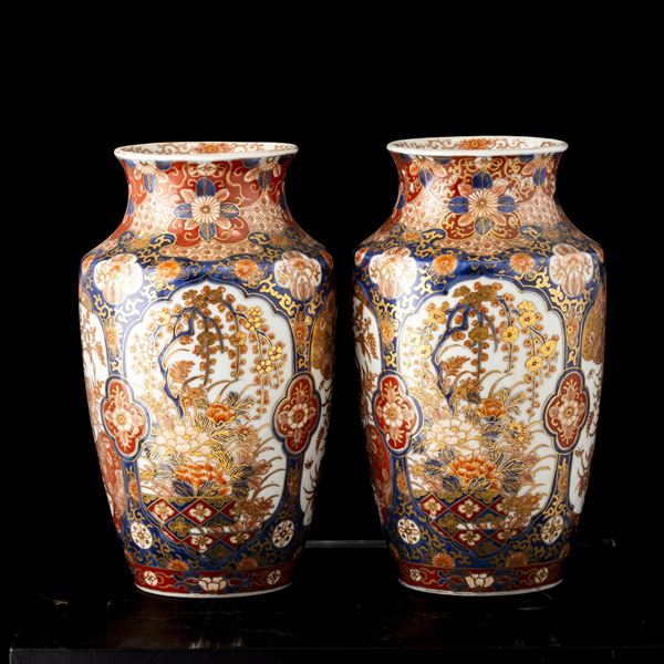 Coppia di vasi in porcellana Imari, Cina, XX secolo
