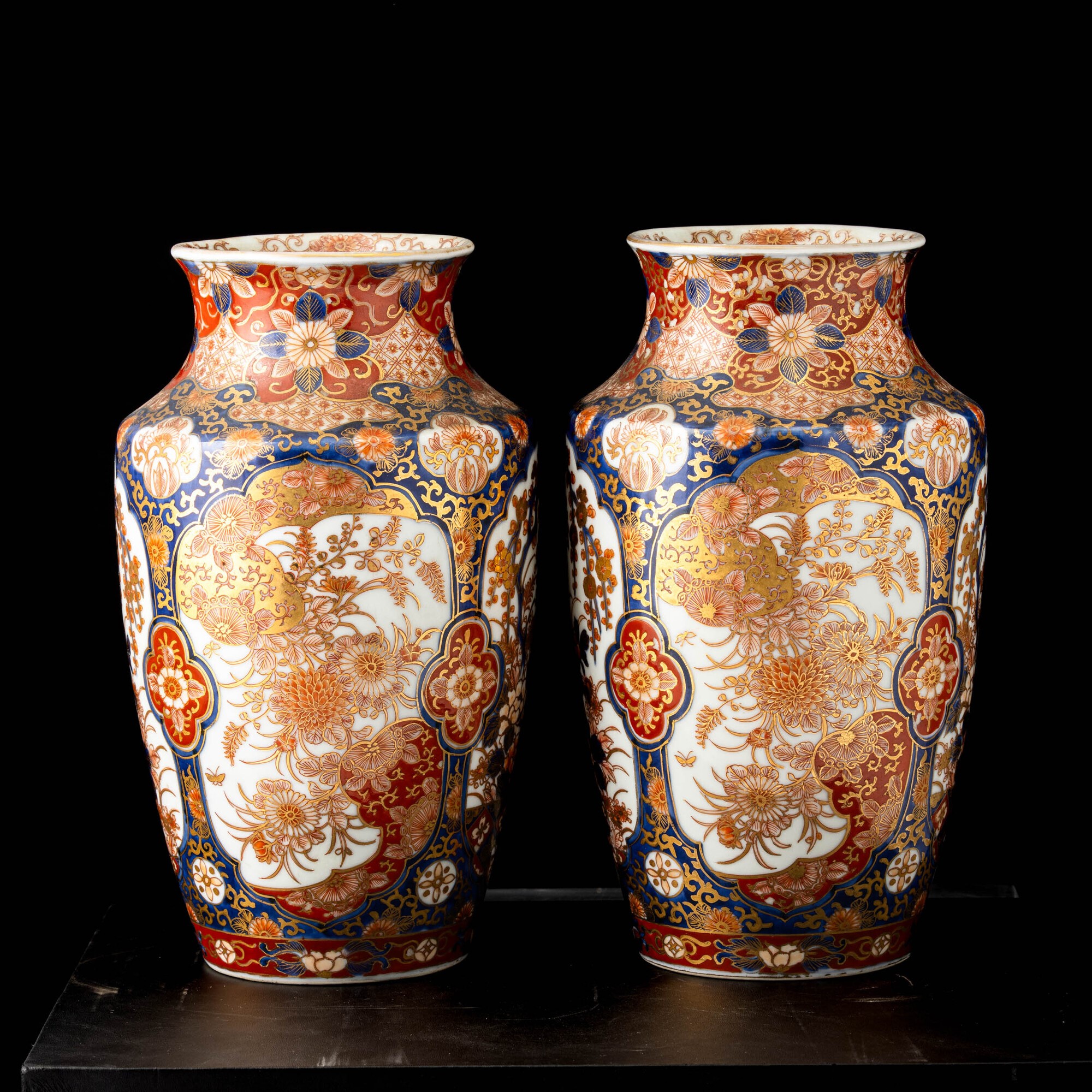 Coppia di vasi in porcellana Imari, Cina, XX secolo