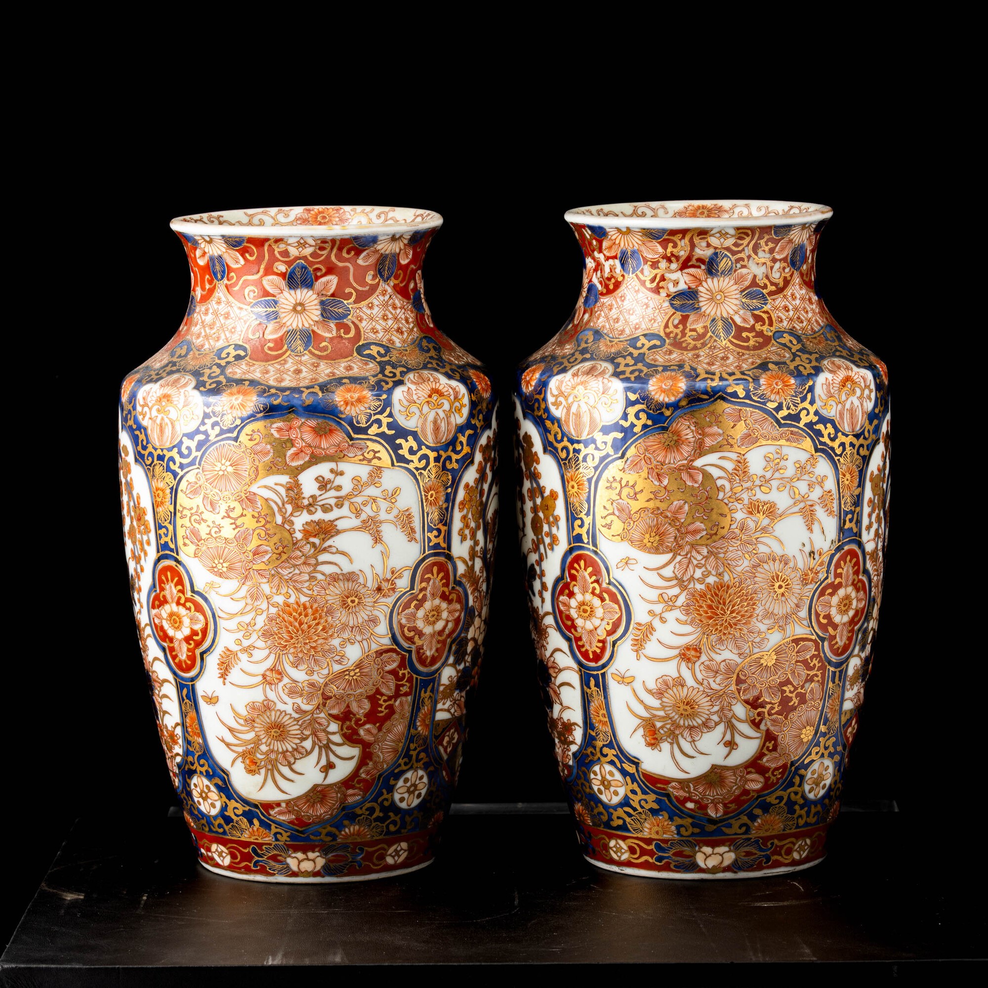 Coppia di vasi in porcellana Imari, Cina, XX secolo