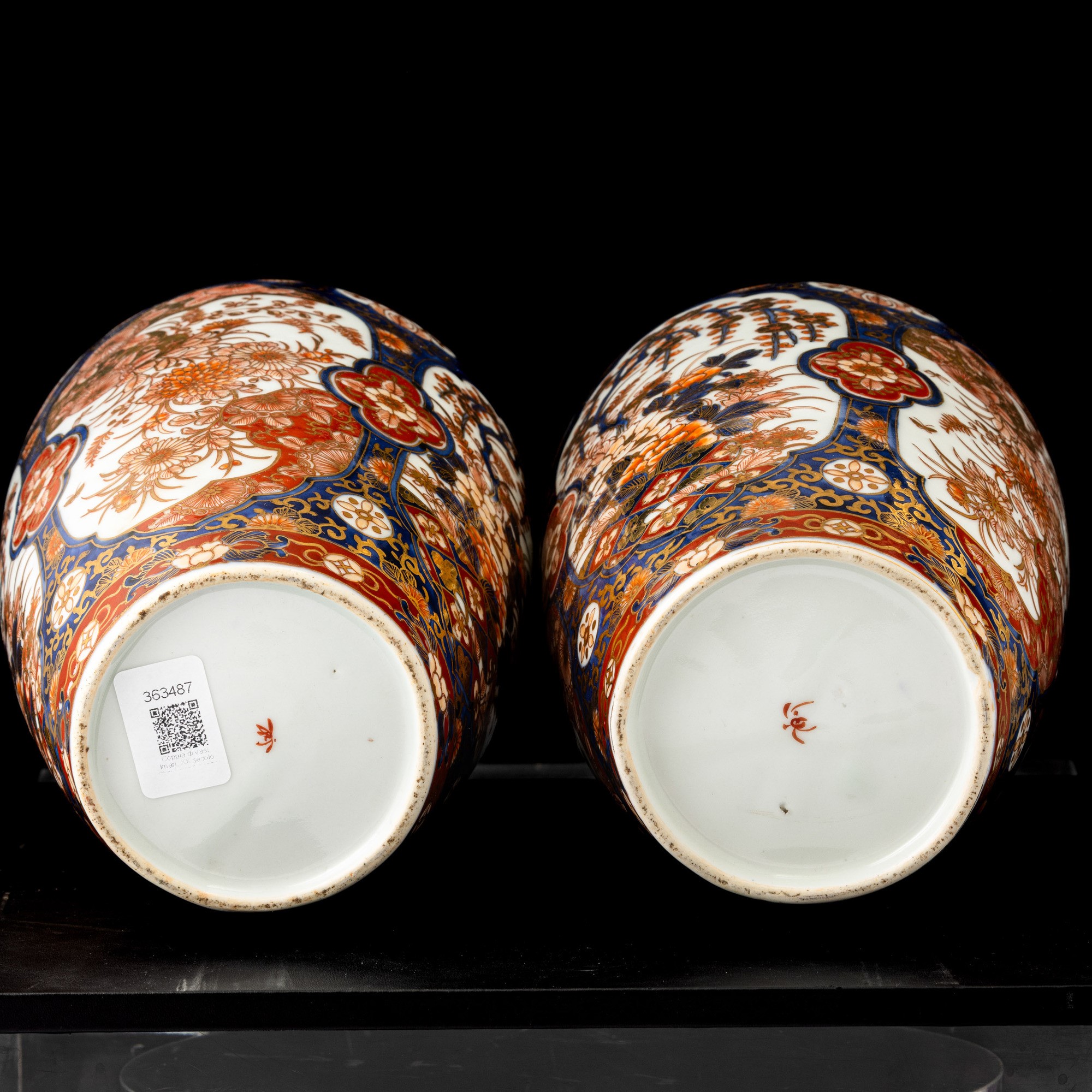 Coppia di vasi in porcellana Imari, Cina, XX secolo
