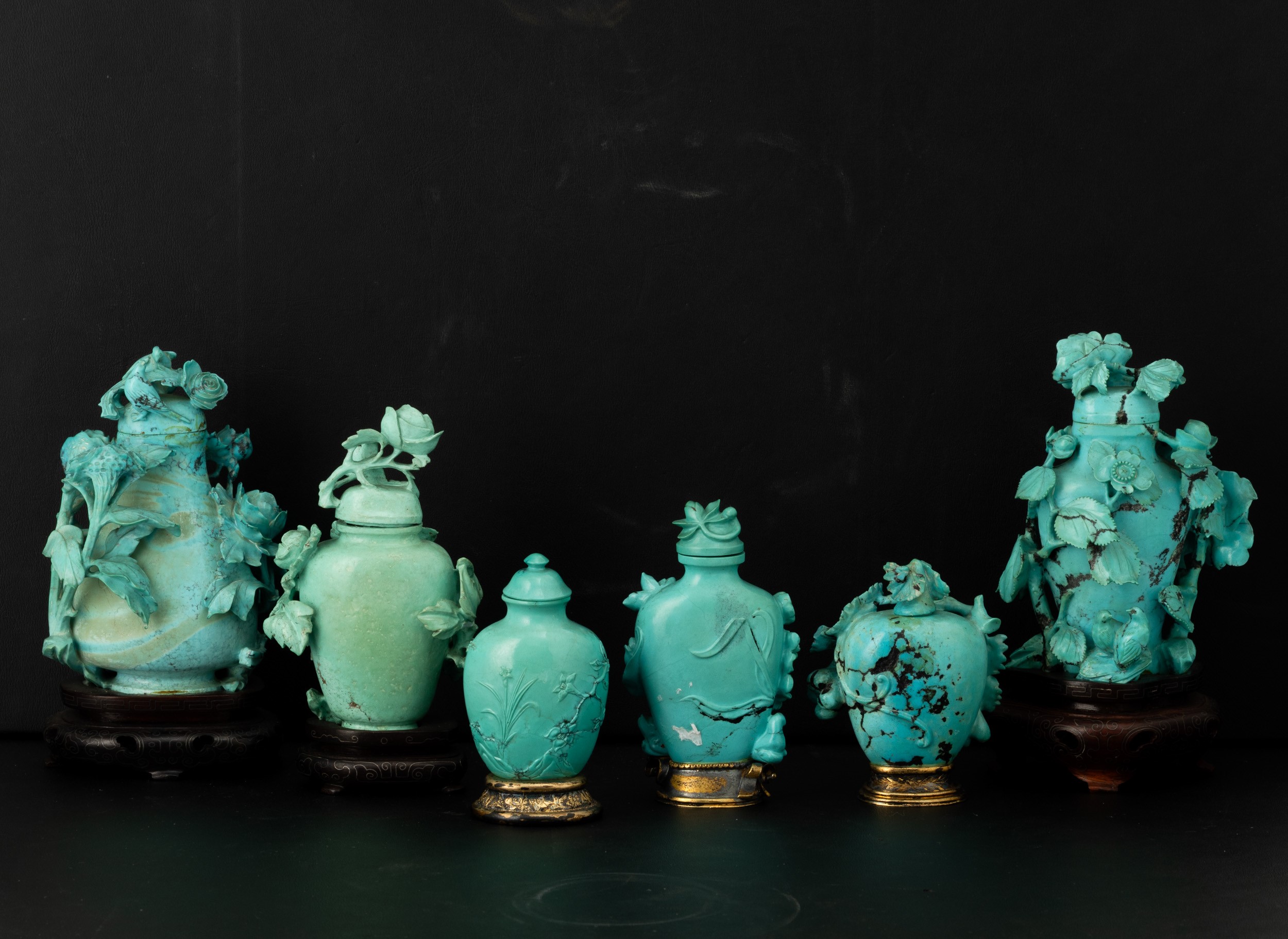 Cina, gruppo di sei piccoli vasi in turchese, porcellana smaltata, Dinastia Qing, XIX secolo