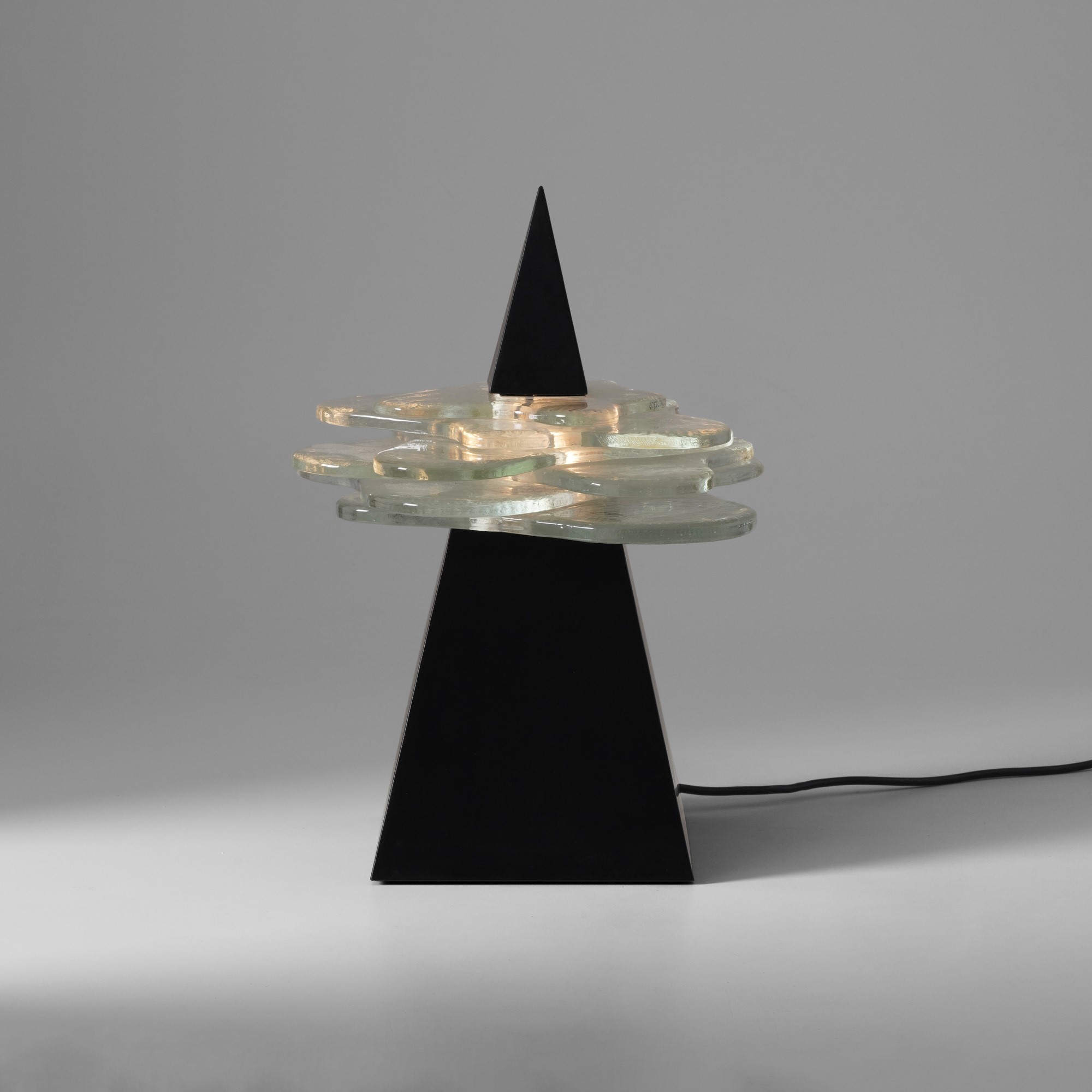 Carlo Nason - Lampada da tavolo con struttura in metallo laccato e diffusori in vetro di Murano