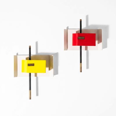 Coppia di lampade da parete con struttura in metallo laccato e dettagli in ottone