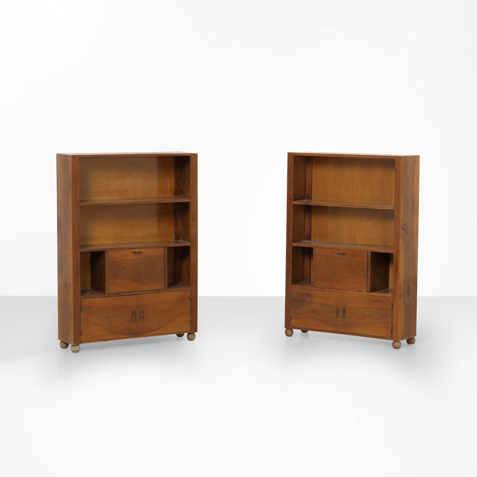 Mobili contenitori in legno con struttura a cassetti, maniglie in ottone, circa metà XX secolo (p...