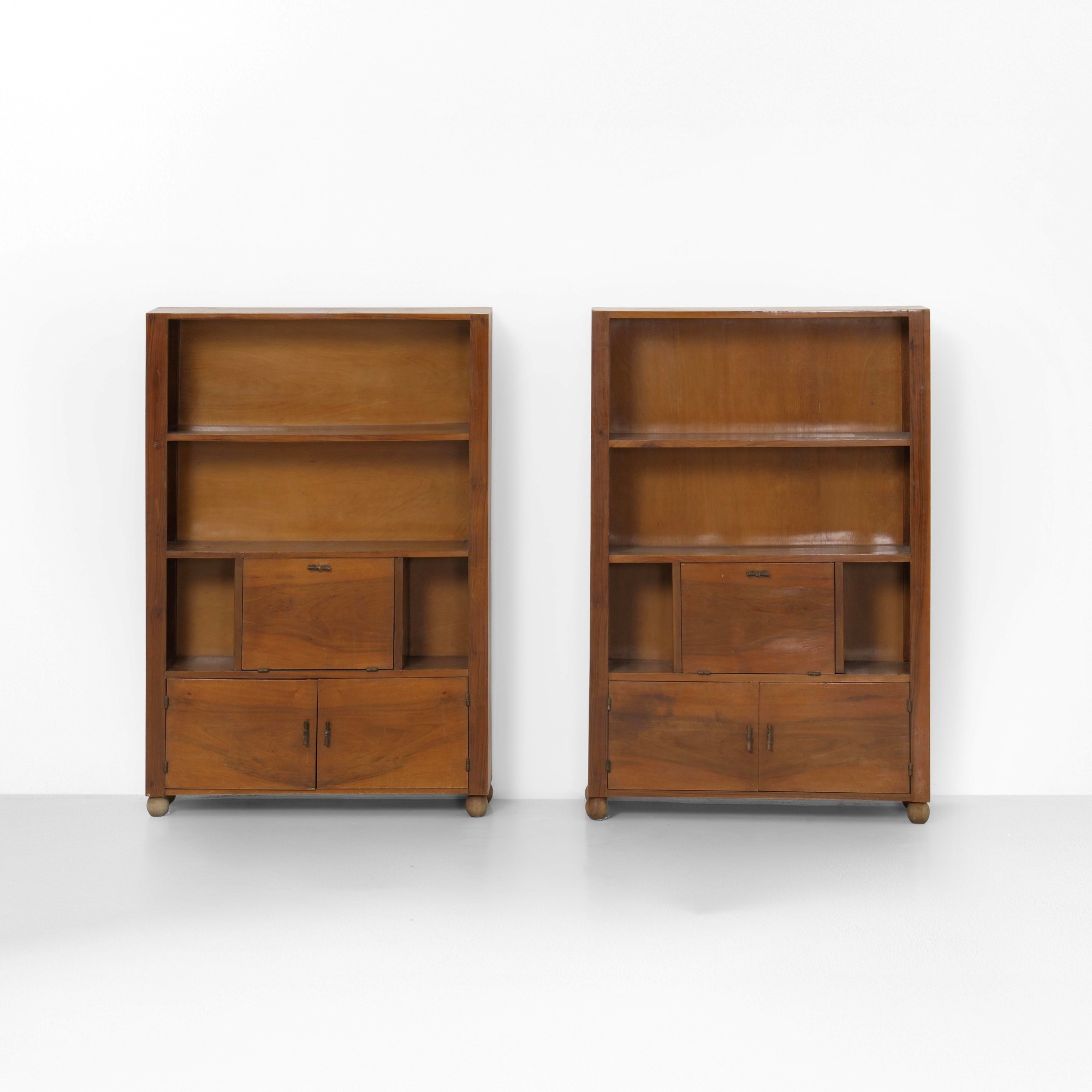 Mobili contenitori in legno con struttura a cassetti, maniglie in ottone, circa metà XX secolo (p...