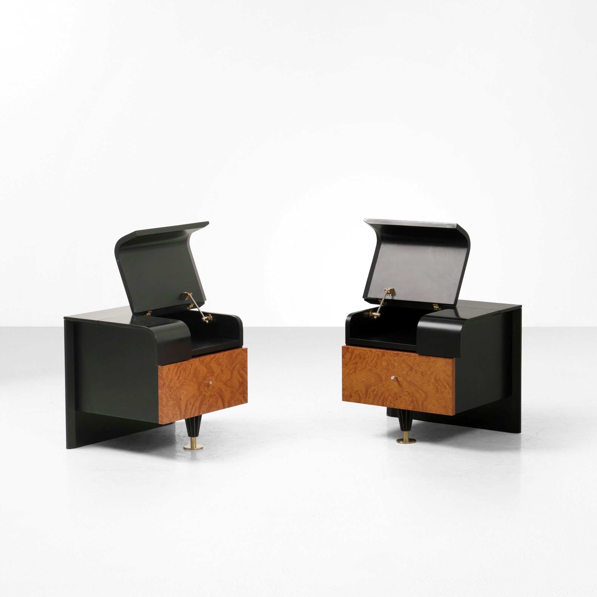 Pierre Cardin - Coppia di comodini in legno ebanizzato con impiallacciatura di radica e inserti i...