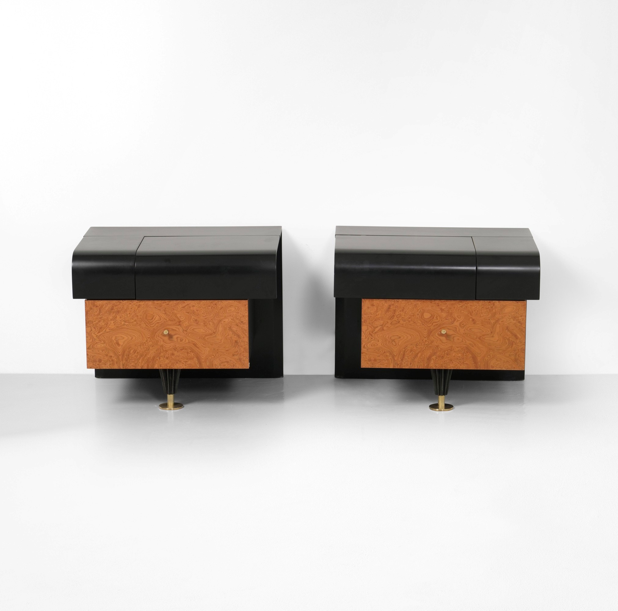 Pierre Cardin - Coppia di comodini in legno ebanizzato con impiallacciatura di radica e inserti i...