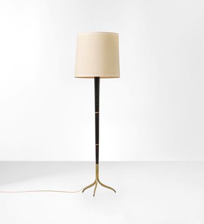 Lampada da terra con struttura in legno e paralume in tessuto