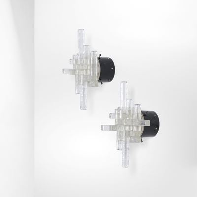 Due lampade da parete, struttura in metallo laccato e diffusori in vetro di Murano