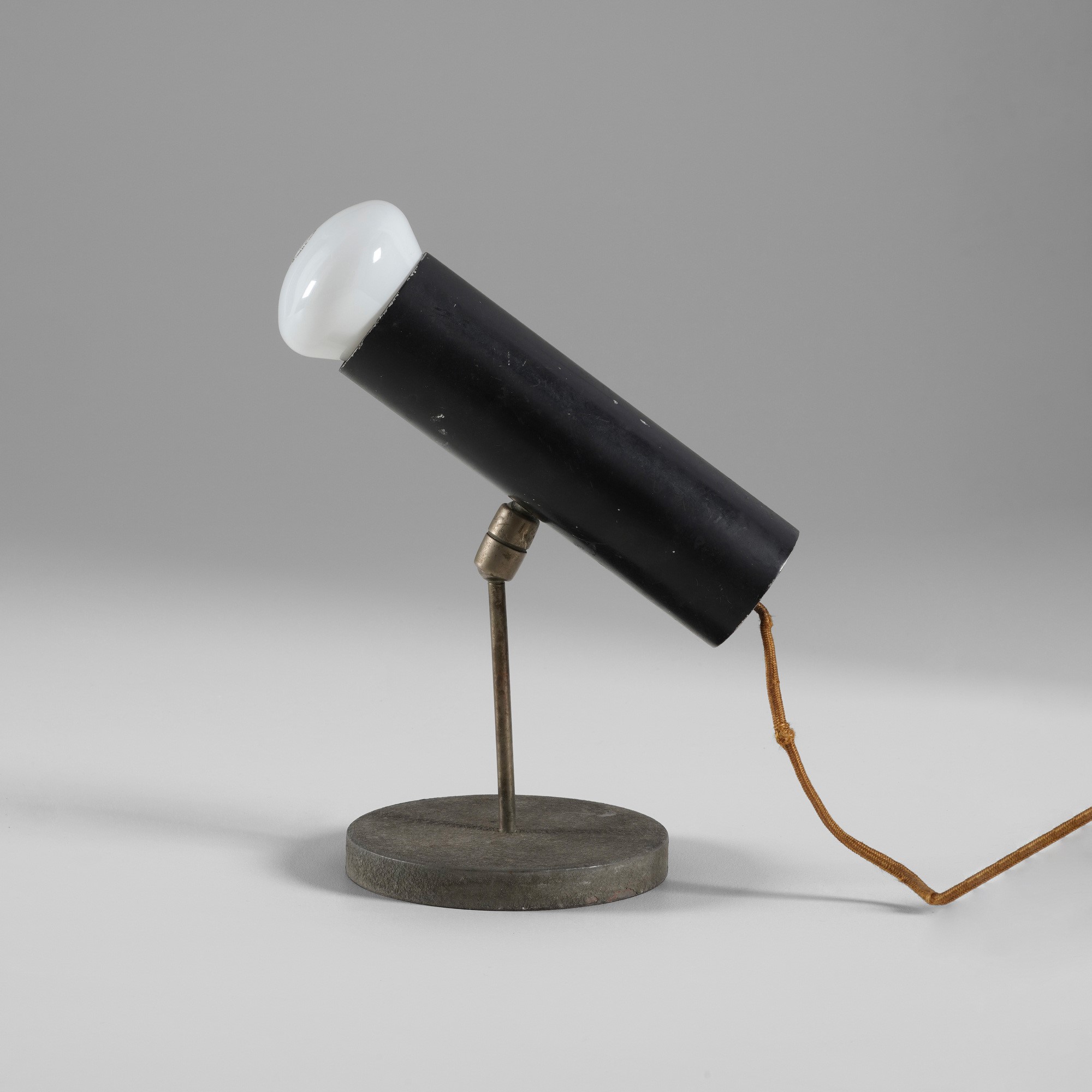 Gino Sarfatti - Lampada da tavolo mod. 568, ottone nichelato e diffusore laccato