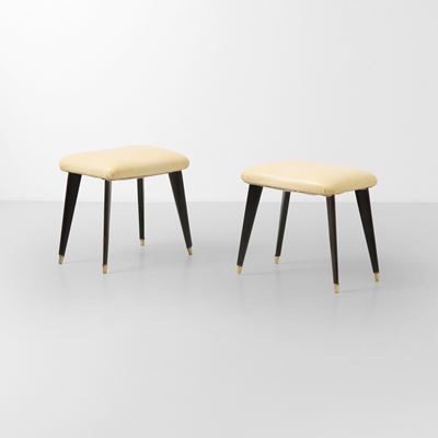 Italia, Due pouf in legno rivestiti in skai con puntali in ottone (ca. 1950)