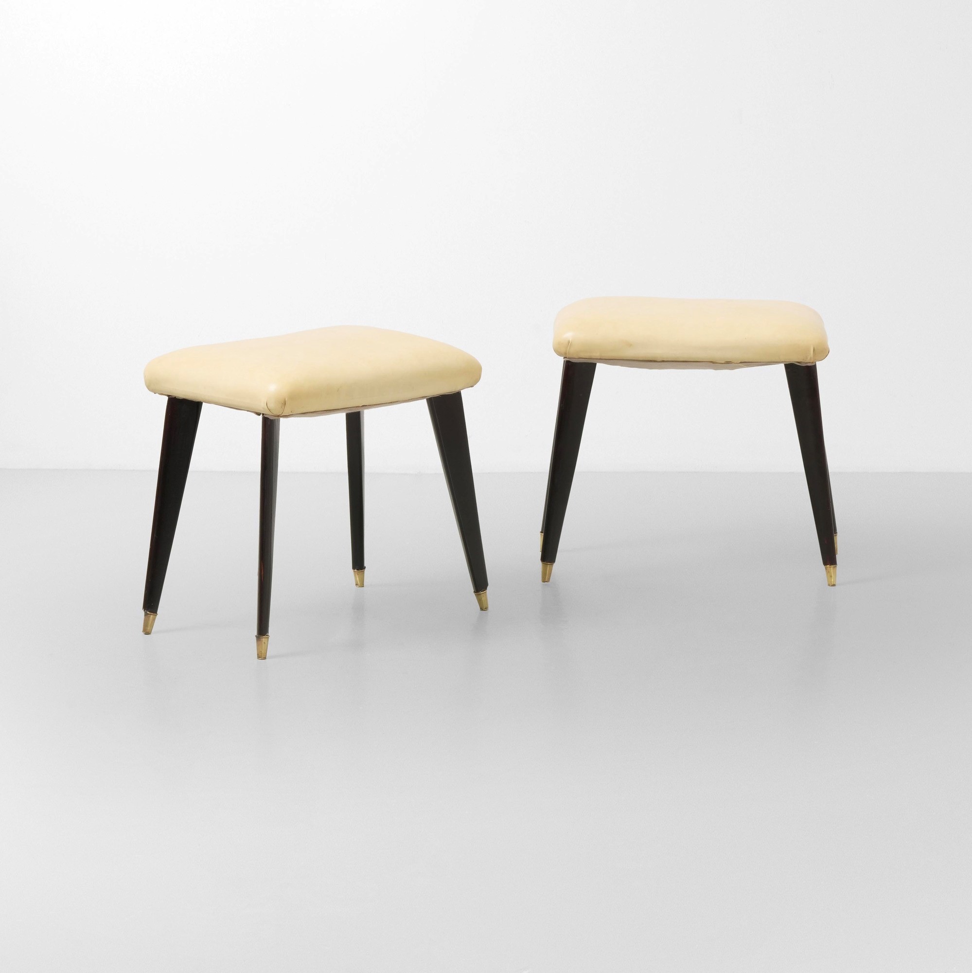 Italia, Due pouf in legno rivestiti in skai con puntali in ottone (ca. 1950)