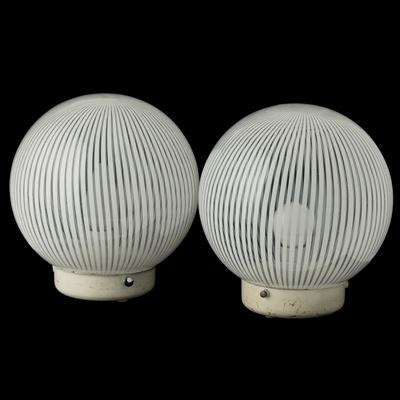 Venini, Coppia di lampade da tavolo in vetro soffiato con decoro di canne lattimo, Murano, 1970 c...
