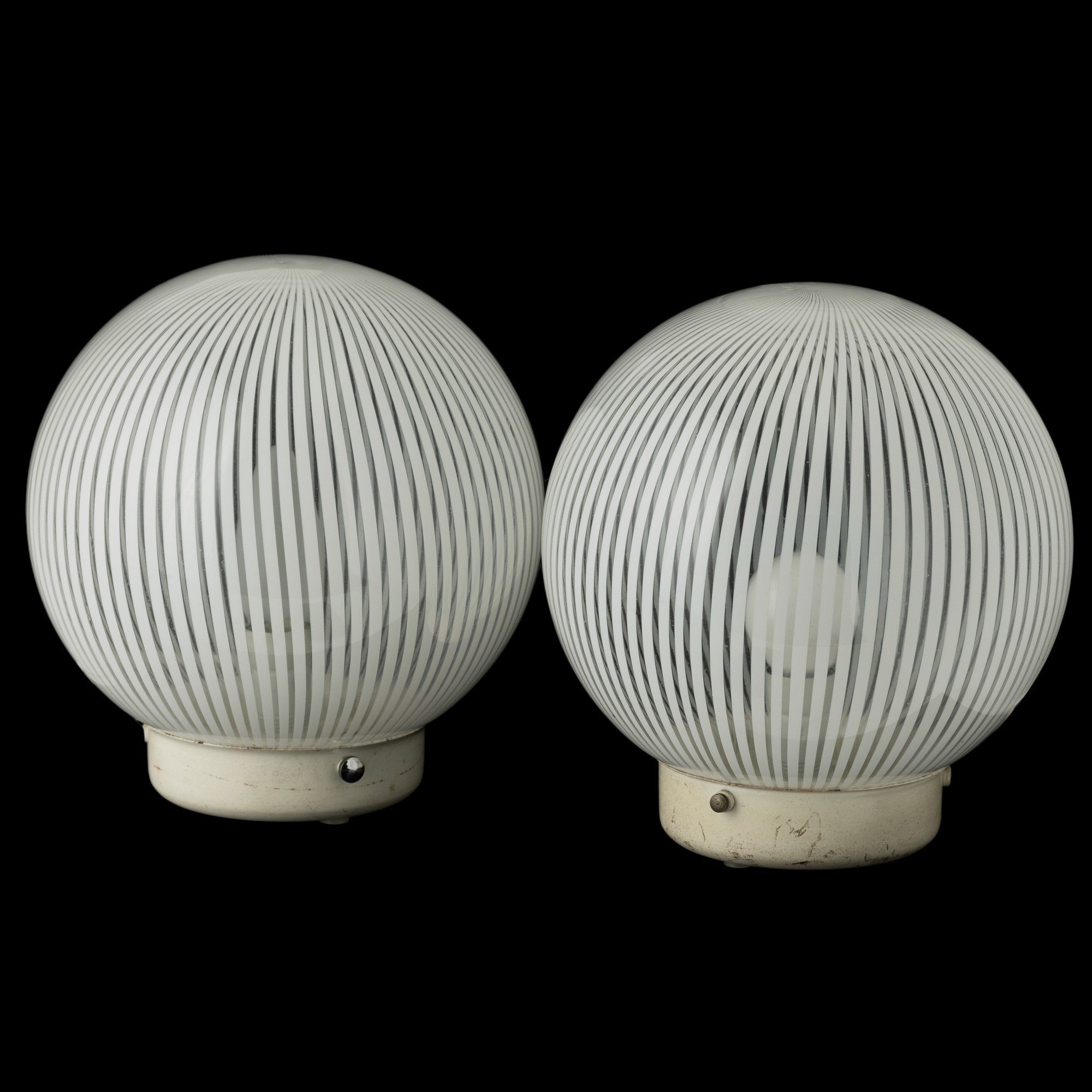 Venini, Coppia di lampade da tavolo in vetro soffiato con decoro di canne lattimo, Murano, 1970 c...