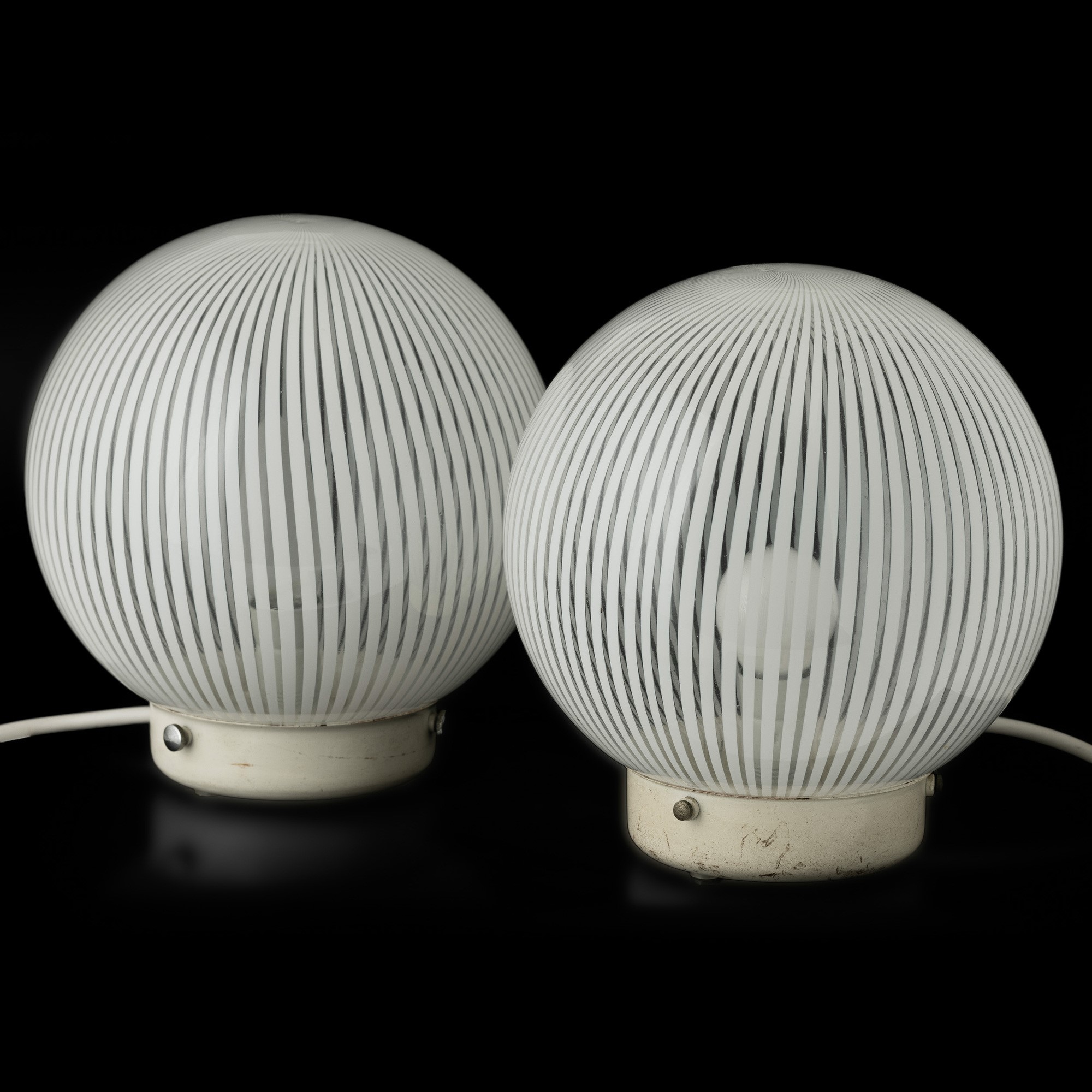 Venini, Coppia di lampade da tavolo in vetro soffiato con decoro di canne lattimo, Murano, 1970 c...