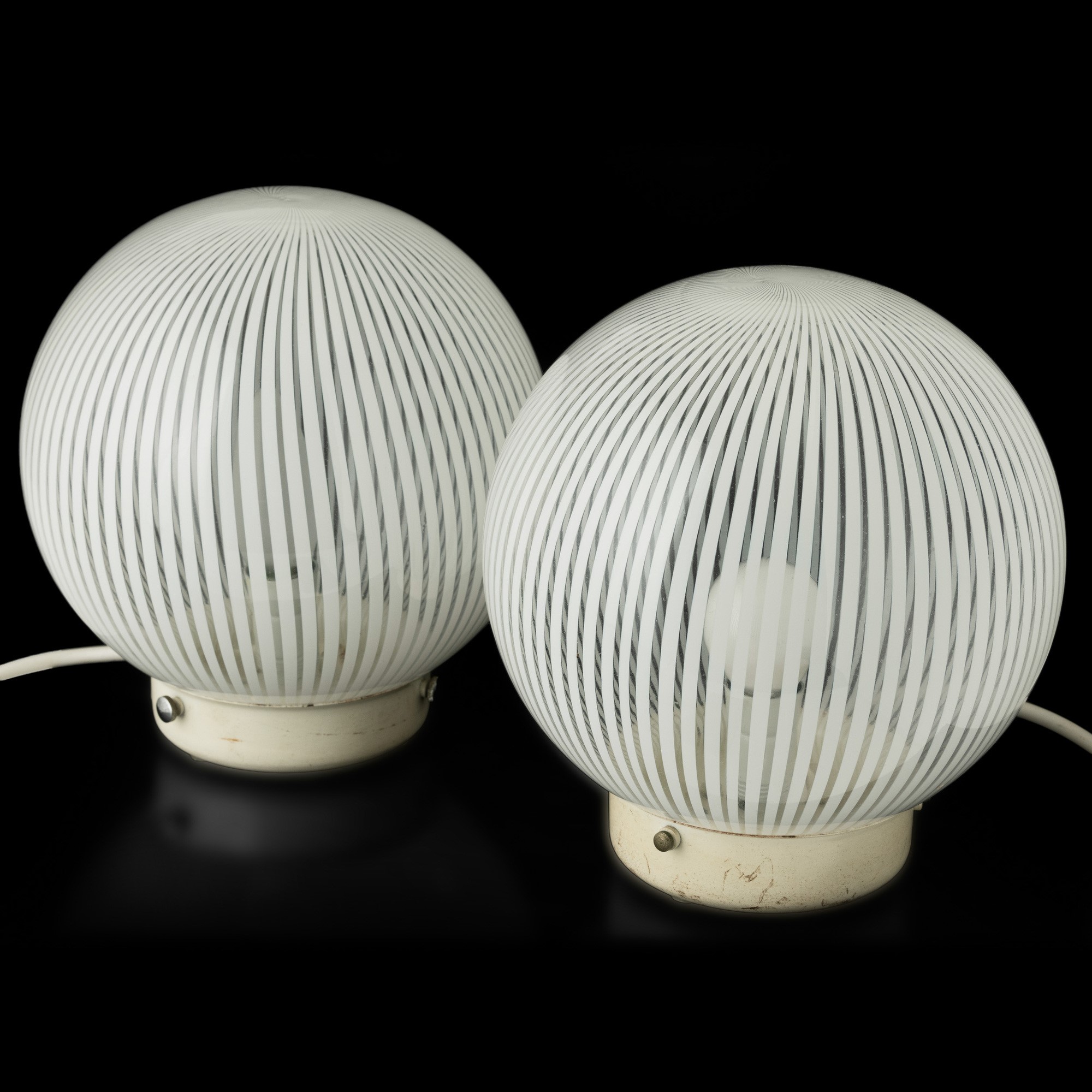 Venini, Coppia di lampade da tavolo in vetro soffiato con decoro di canne lattimo, Murano, 1970 c...