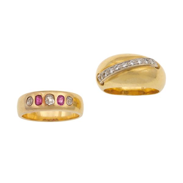 Lotto composto da un anello firmato Pomellato con piccoli diamanti e un anello a fascia con diamanti e rubini