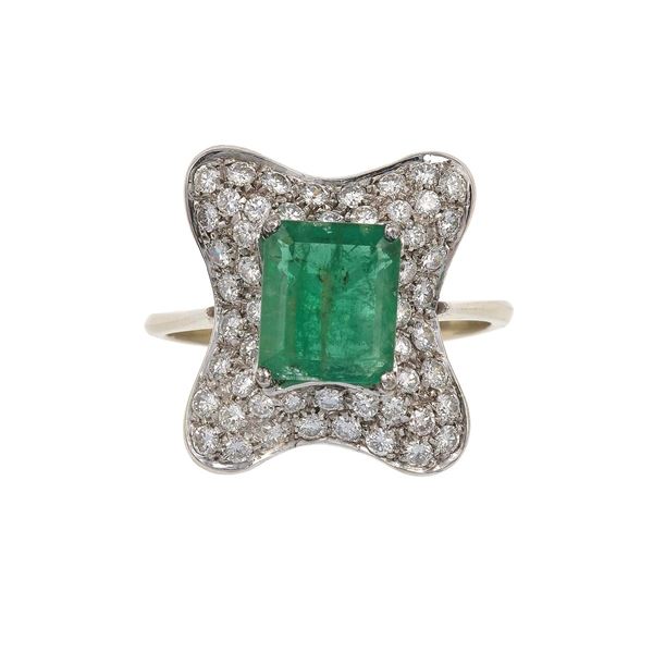 Emerald, diamond and gold ring