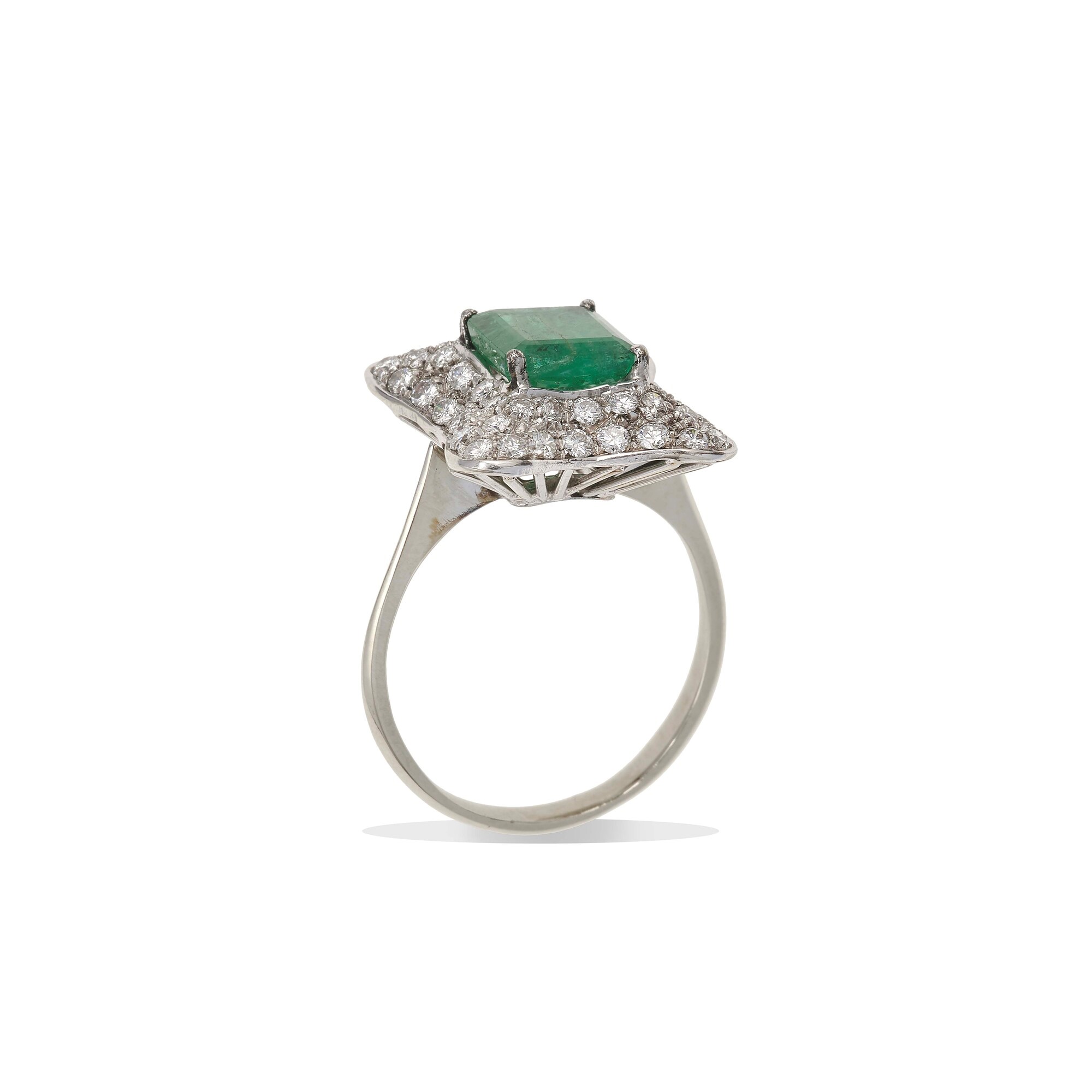 Anello con smeraldo e pavè di diamanti, montatura in oro bianco 750/1000
