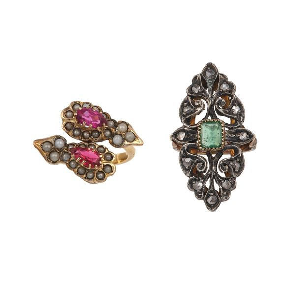 Due anelli con smeraldo, rosette di diamante piccole perle e rubini sintetici