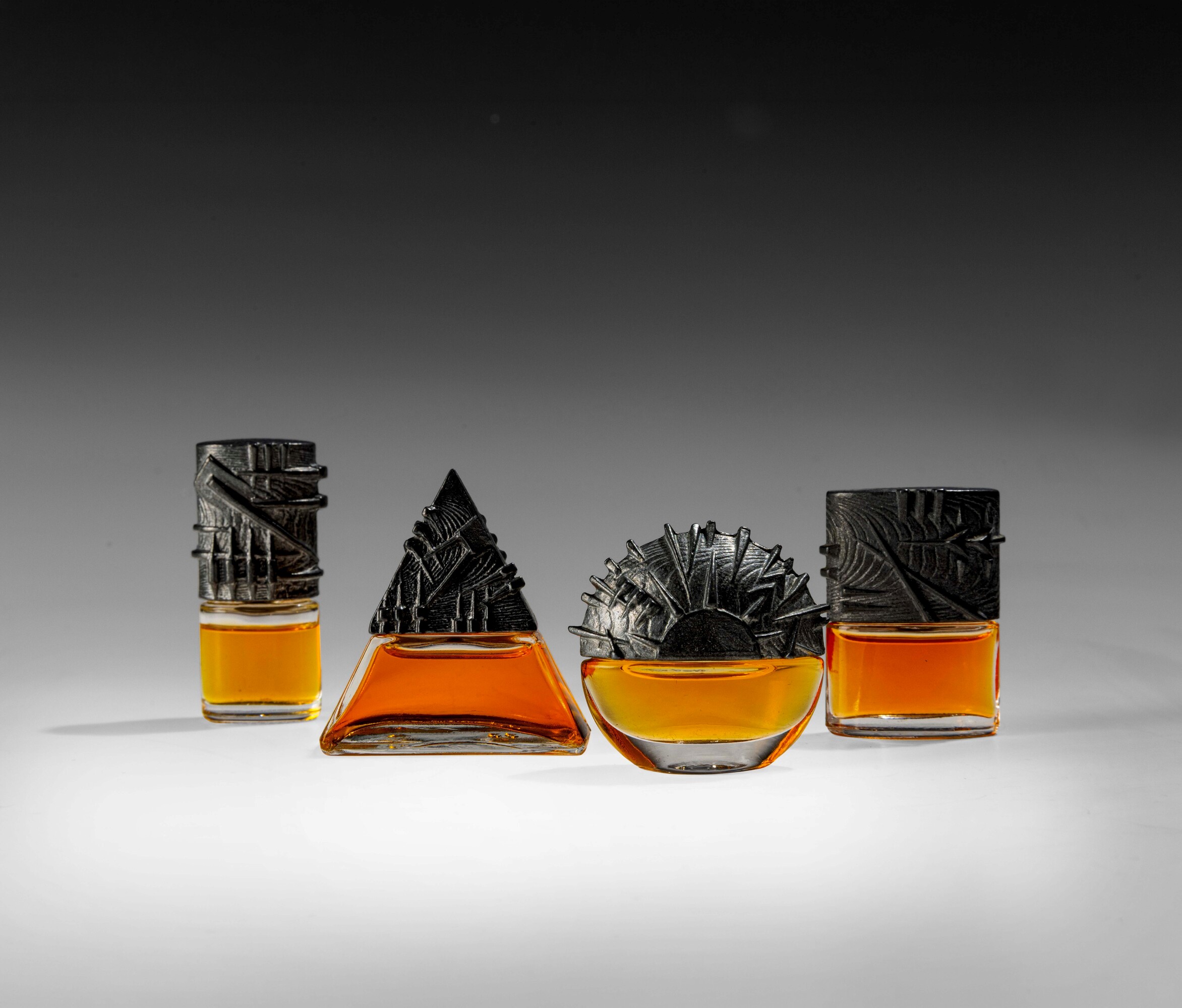 Arnaldo Pomodoro - Boccette di profumo in ampolle di vetro e metallo