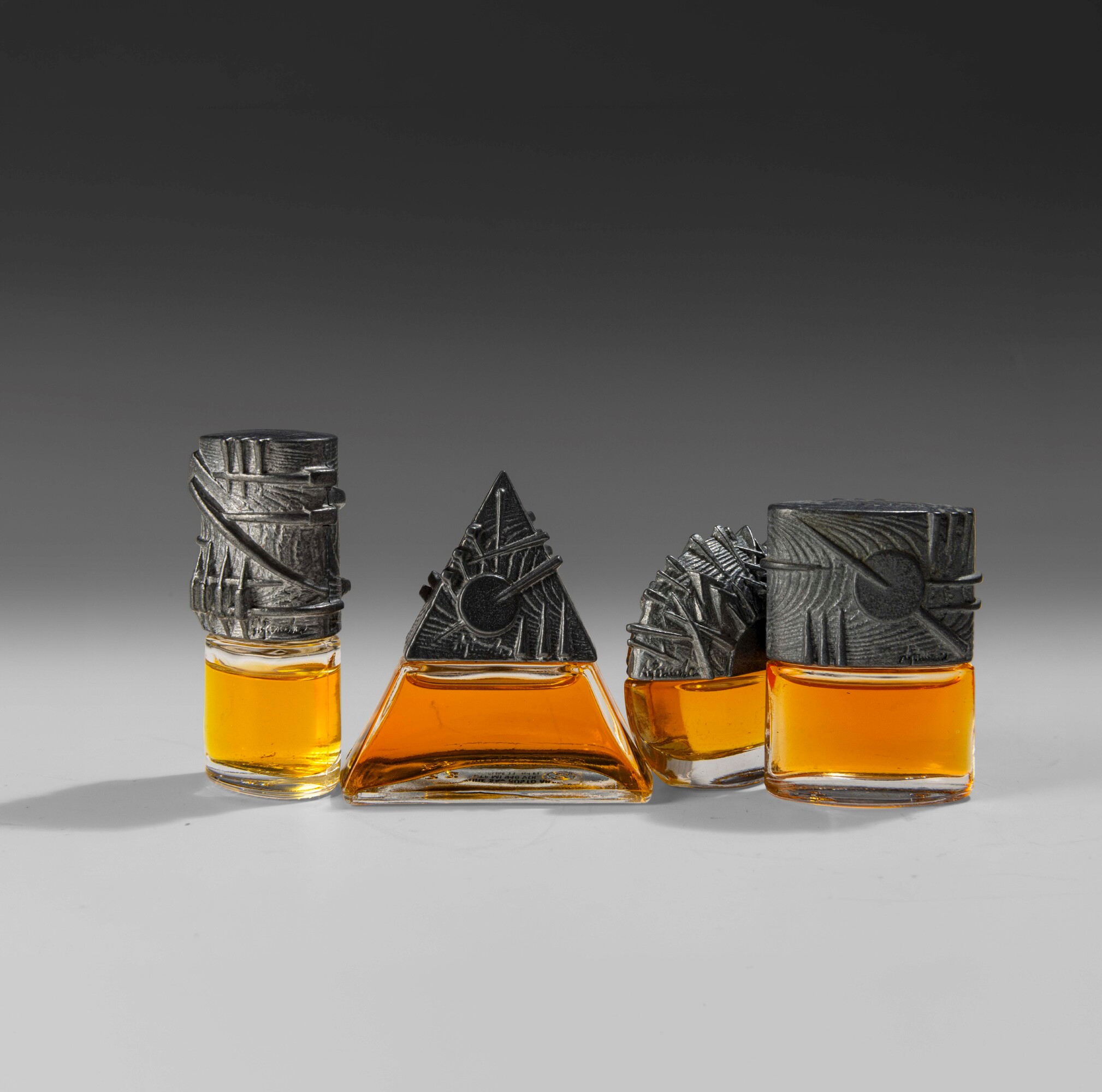 Arnaldo Pomodoro - Boccette di profumo in ampolle di vetro e metallo