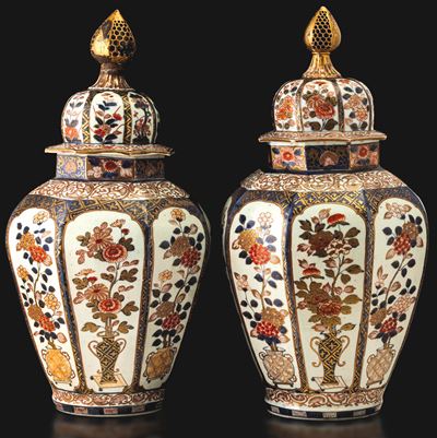 Coppia di potiche Imari in porcellana, Arita (Giappone), fine XVII secolo
