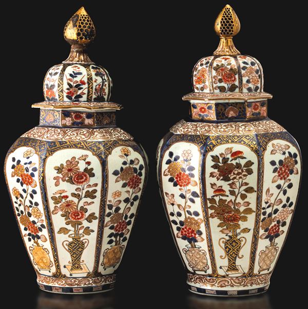 Coppia di potiche in porcellana Imari Arita, Giappone, fine XVII secolo