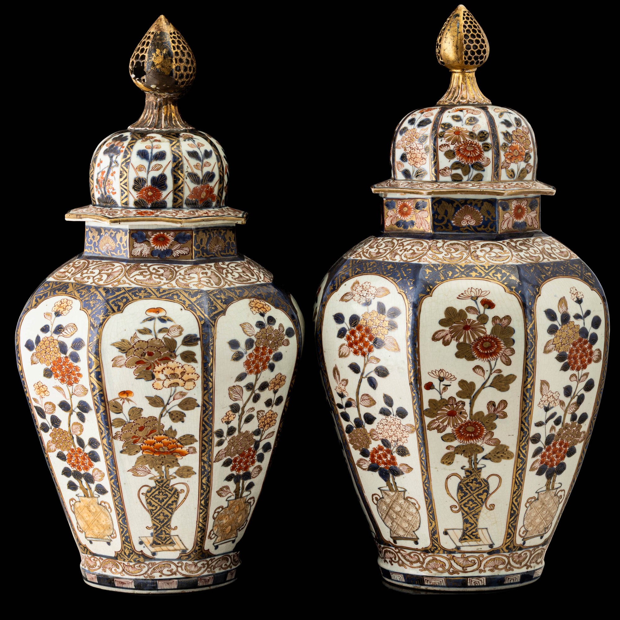 Coppia di potiche Imari in porcellana, Arita (Giappone), fine XVII secolo