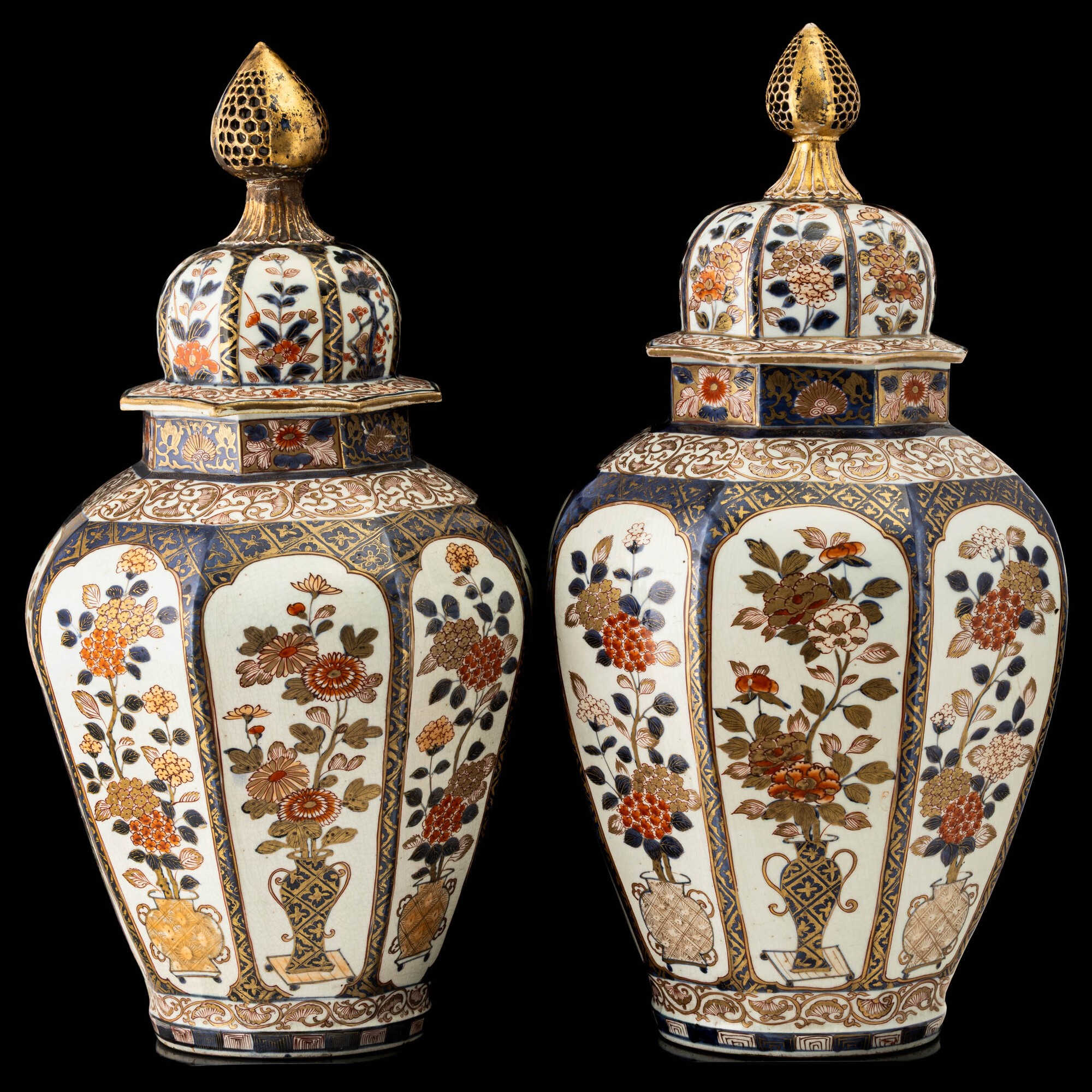Coppia di potiche Imari in porcellana, Arita (Giappone), fine XVII secolo