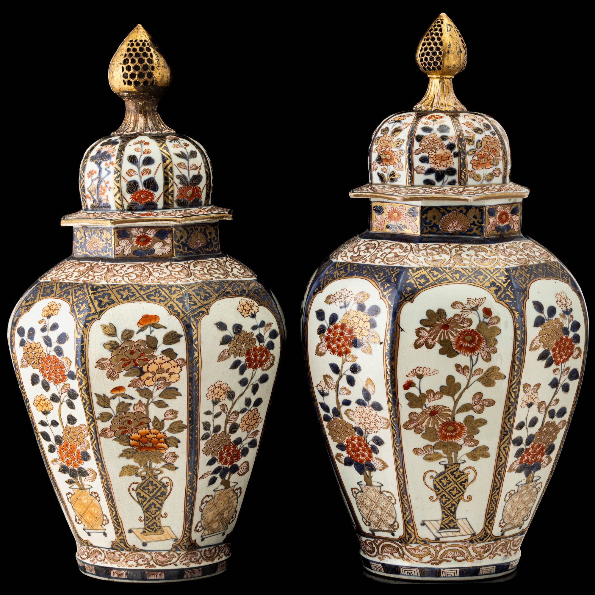 Coppia di potiche Imari in porcellana, Arita (Giappone), fine XVII secolo