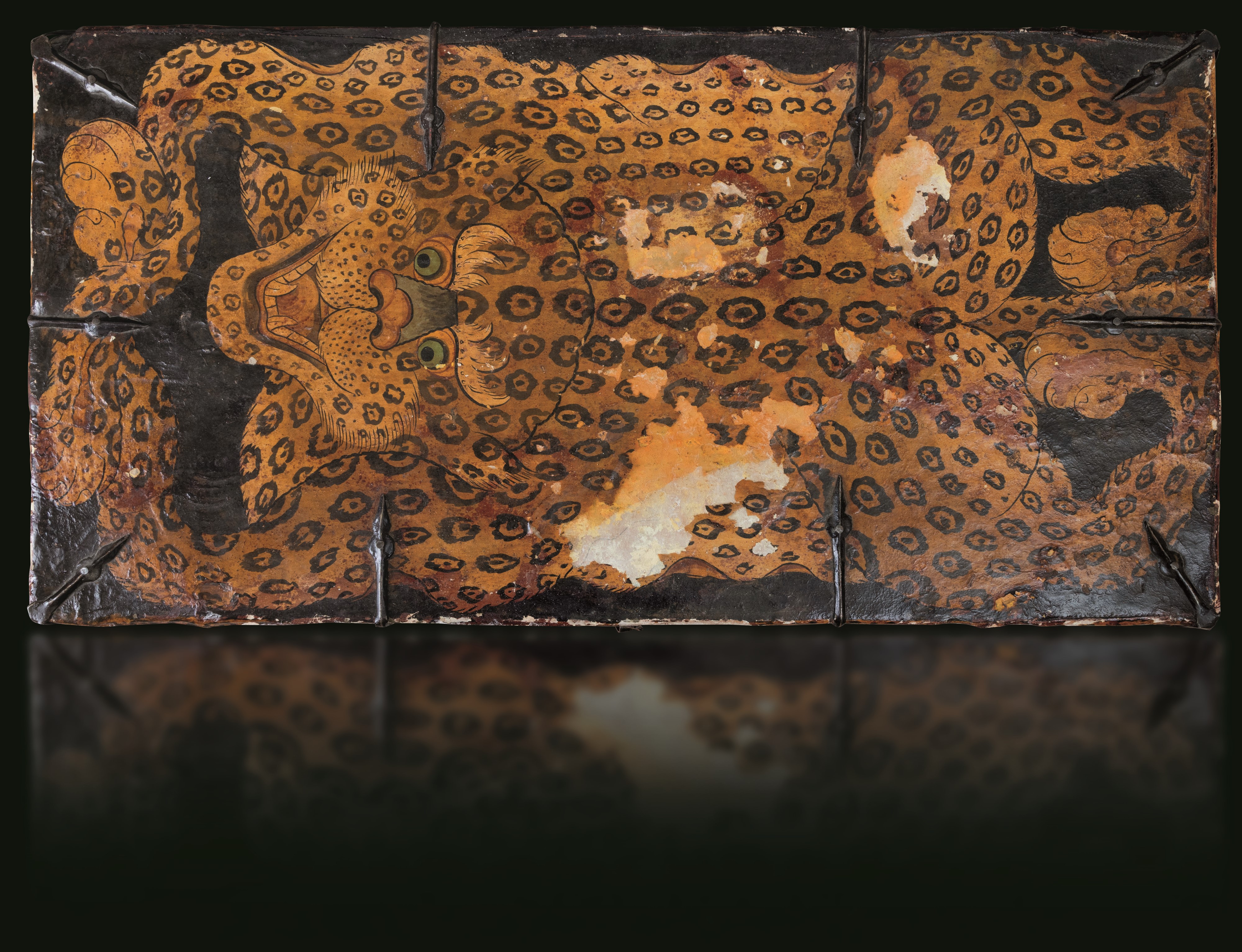 Baule in legno raffigurante leopardi, Tibet, XIX secolo