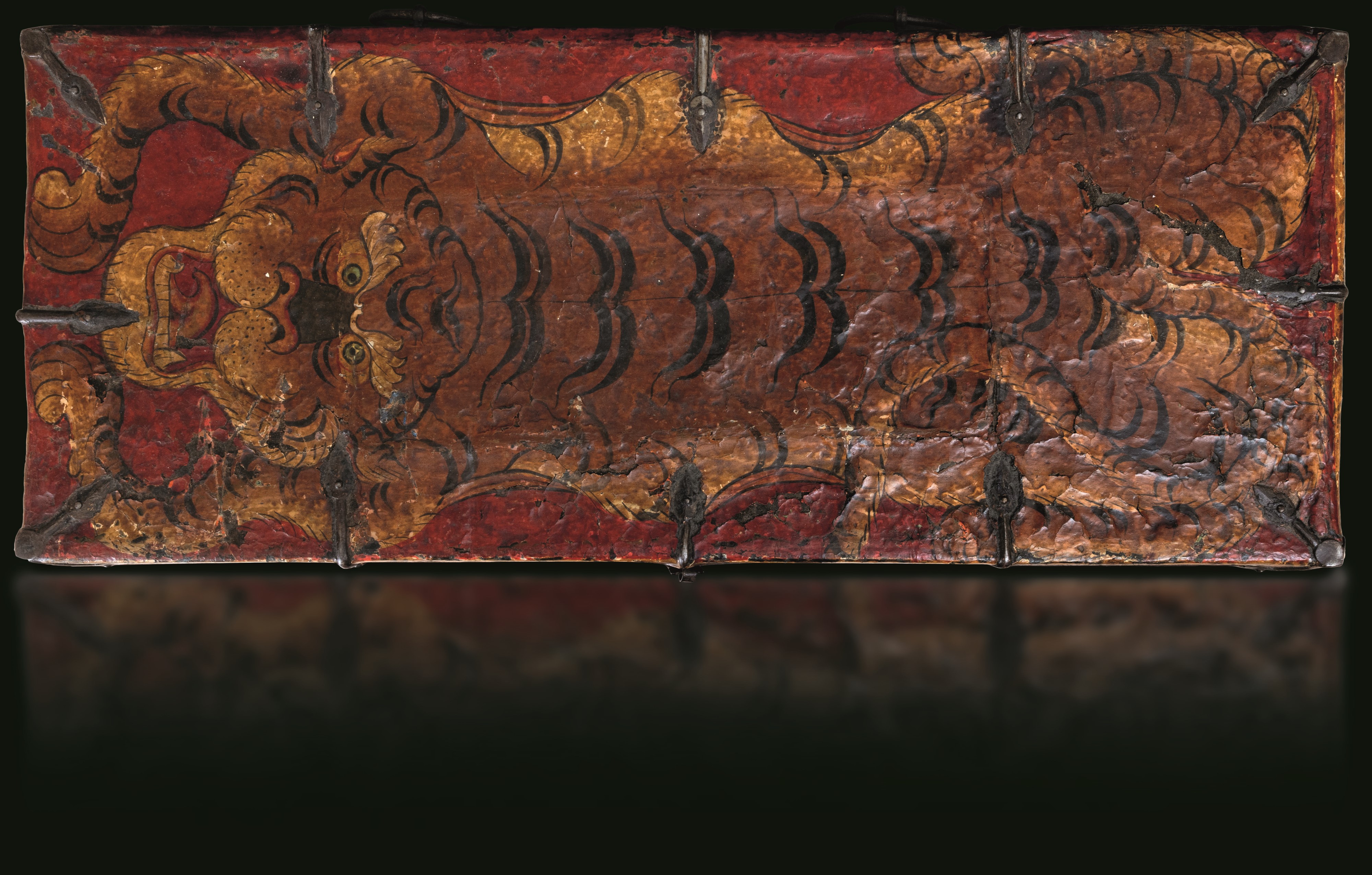 Baule tibetano in legno con scena di caccia e tigri, XIX secolo